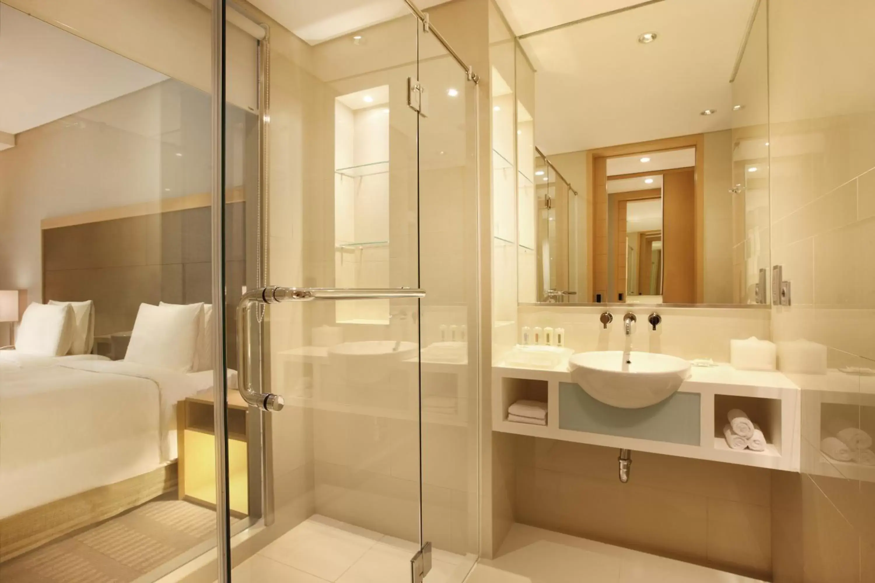 Shower, Bathroom in Holiday Inn Jakarta Kemayoran, an IHG Hotel