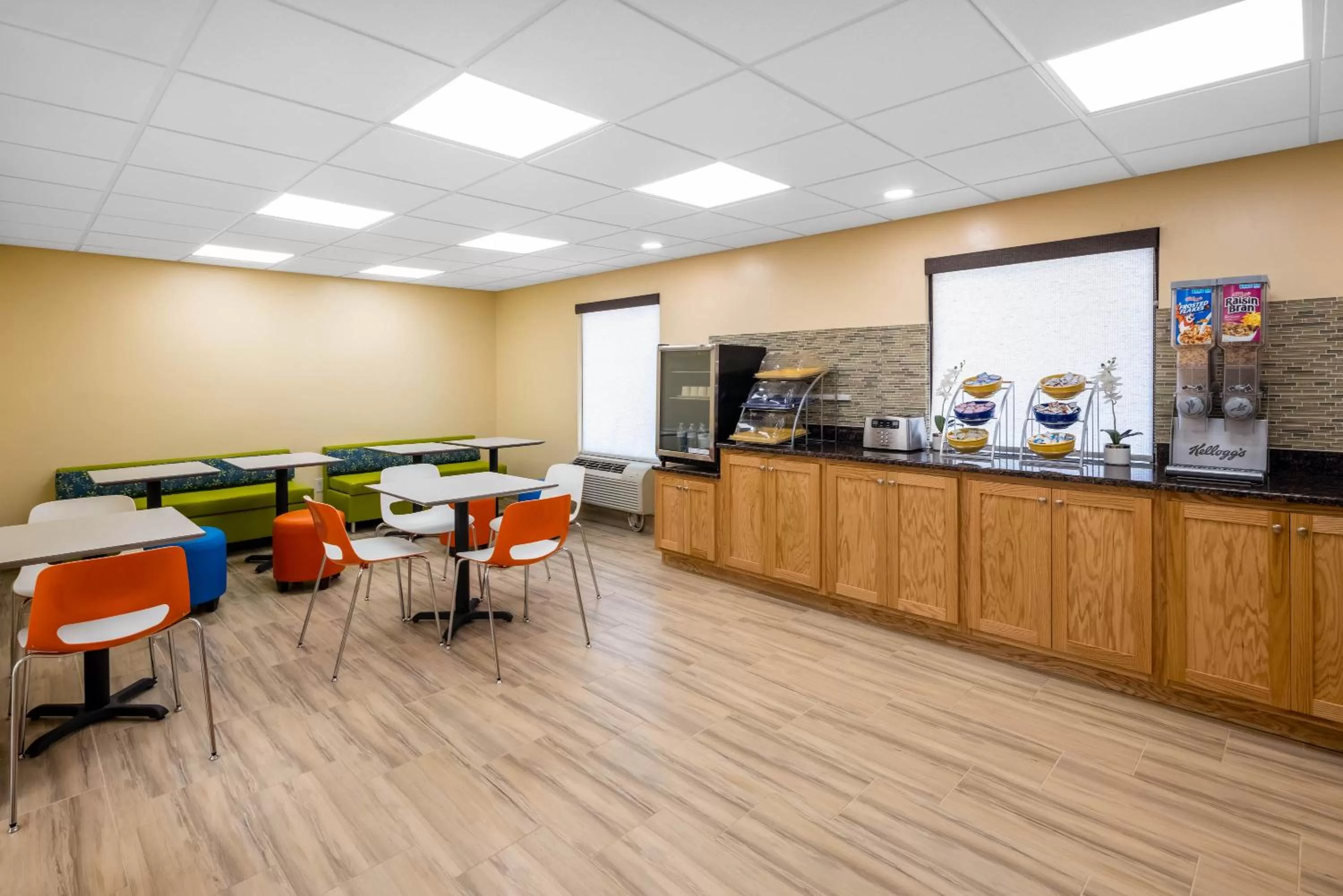 Restaurant/places to eat in Days Inn by Wyndham Murphy