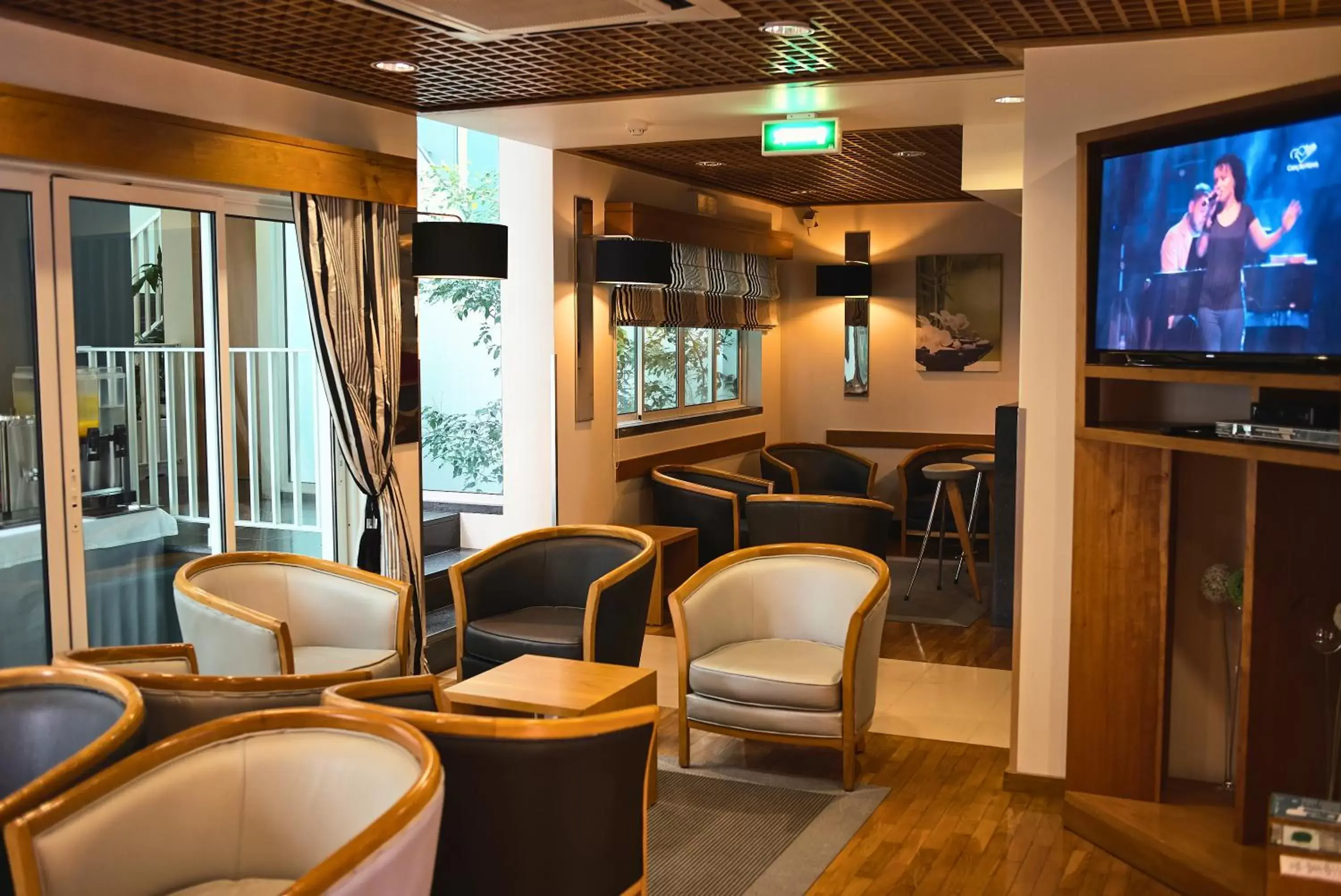 Communal lounge/ TV room in Hotel Varandas do Atlântico by RIDAN Hotels Communal lounge/ TV room in Hotel Varandas do Atlântico by RIDAN Hotels