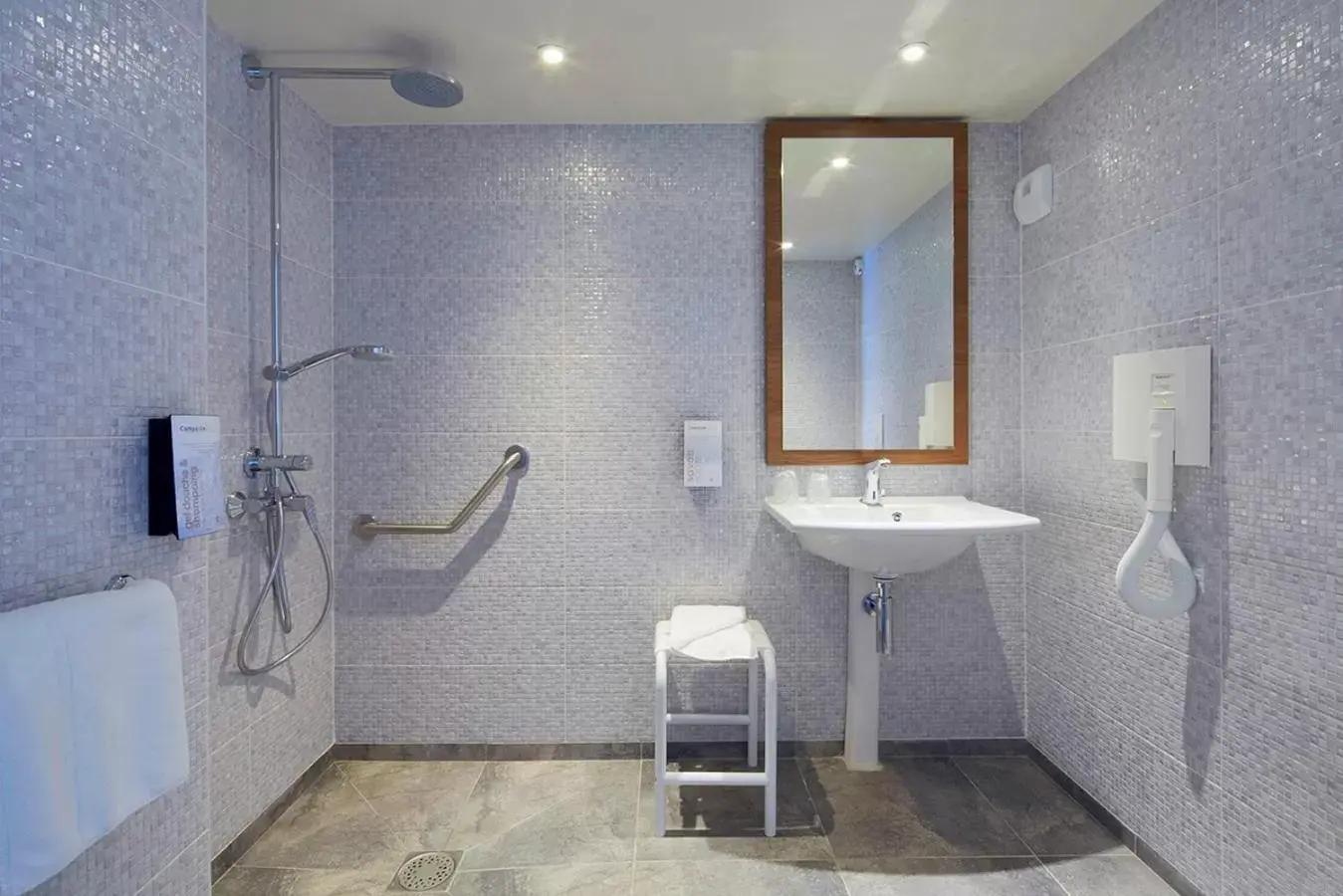 Shower, Bathroom in Campanile Dijon Est - Saint Apollinaire