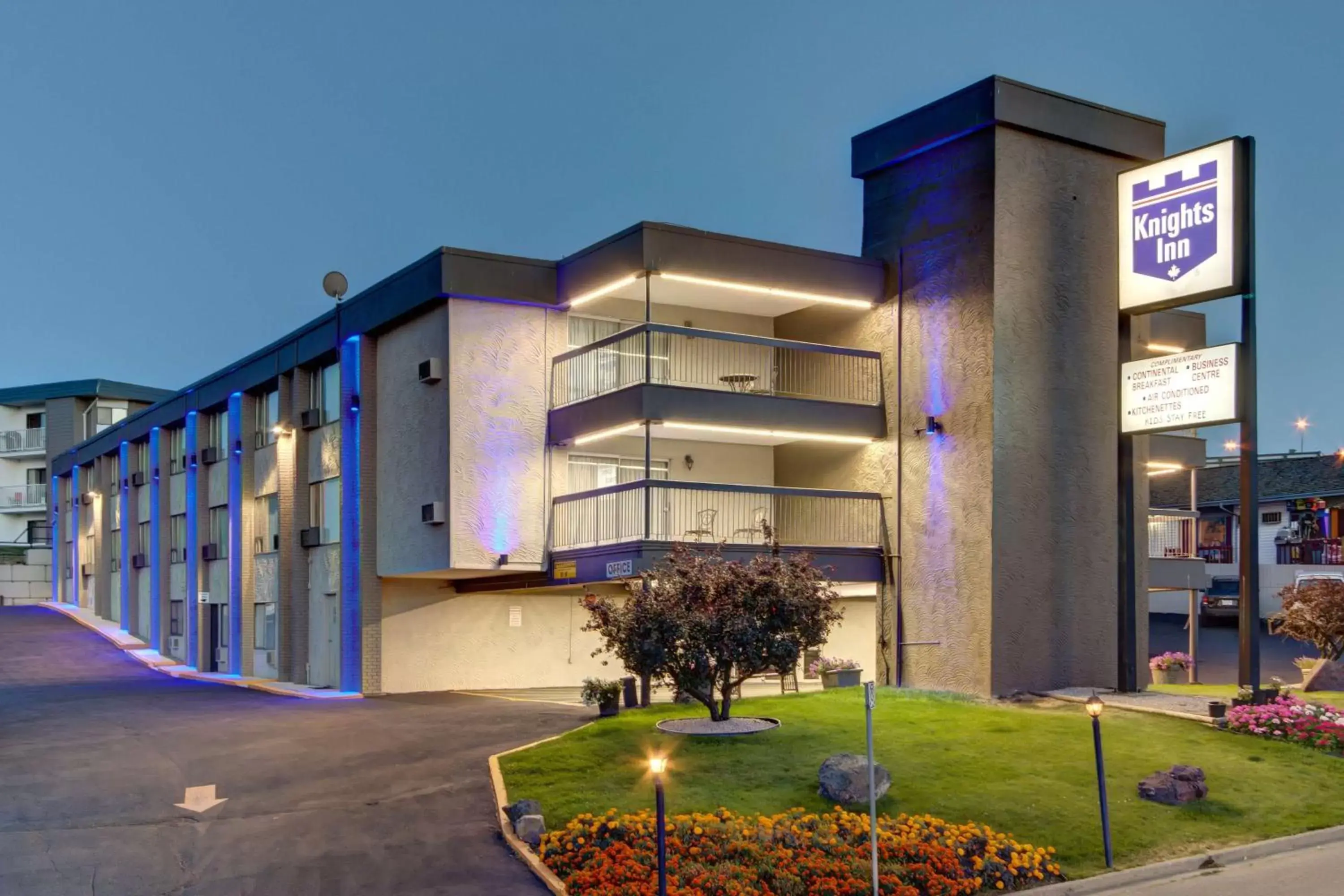 Property building in Knights Inn Kamloops Property building in Knights Inn Kamloops