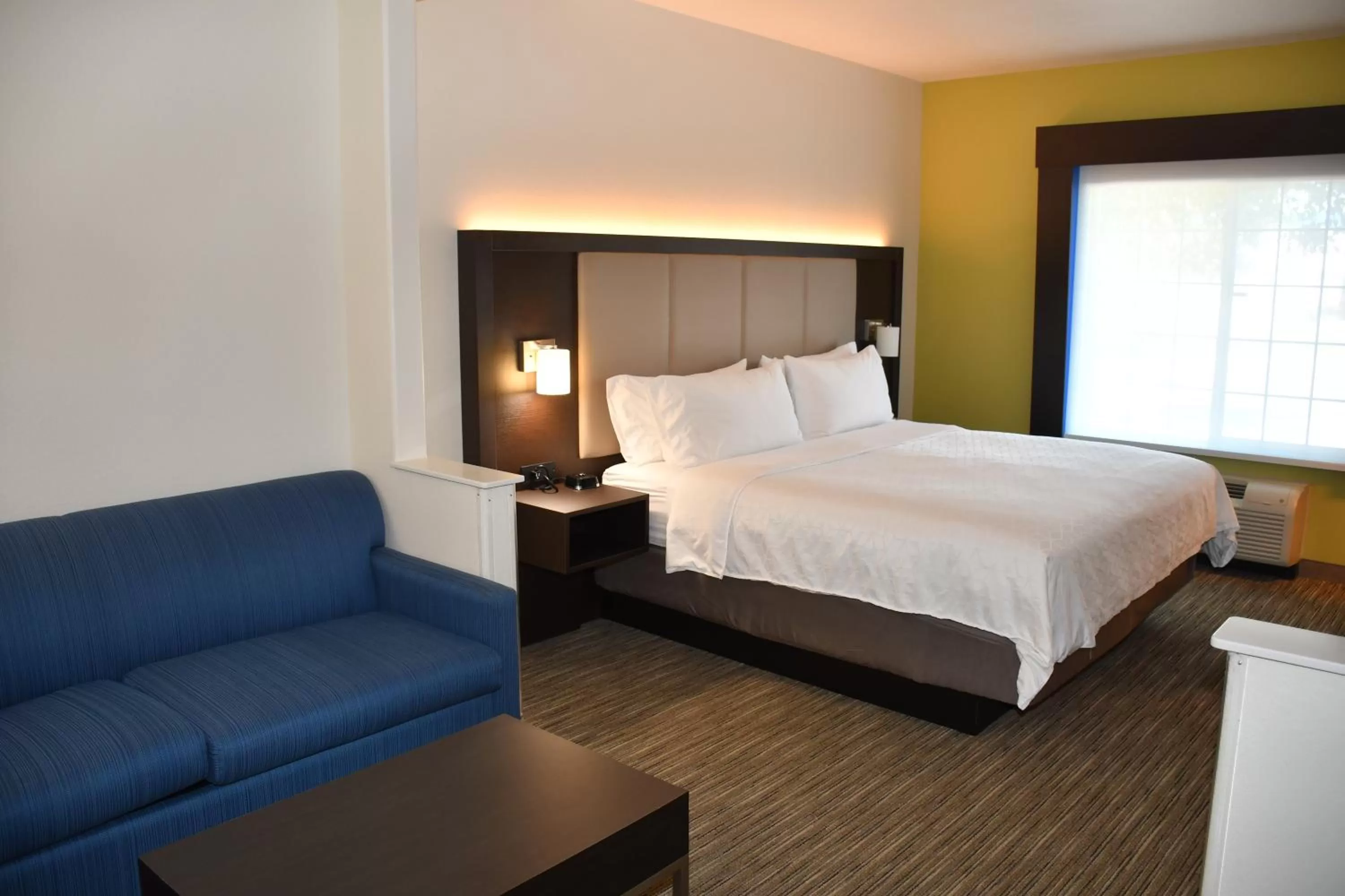 Queen Suite with Two Queen Beds in Holiday Inn Express Hotel & Suites Evanston by IHG