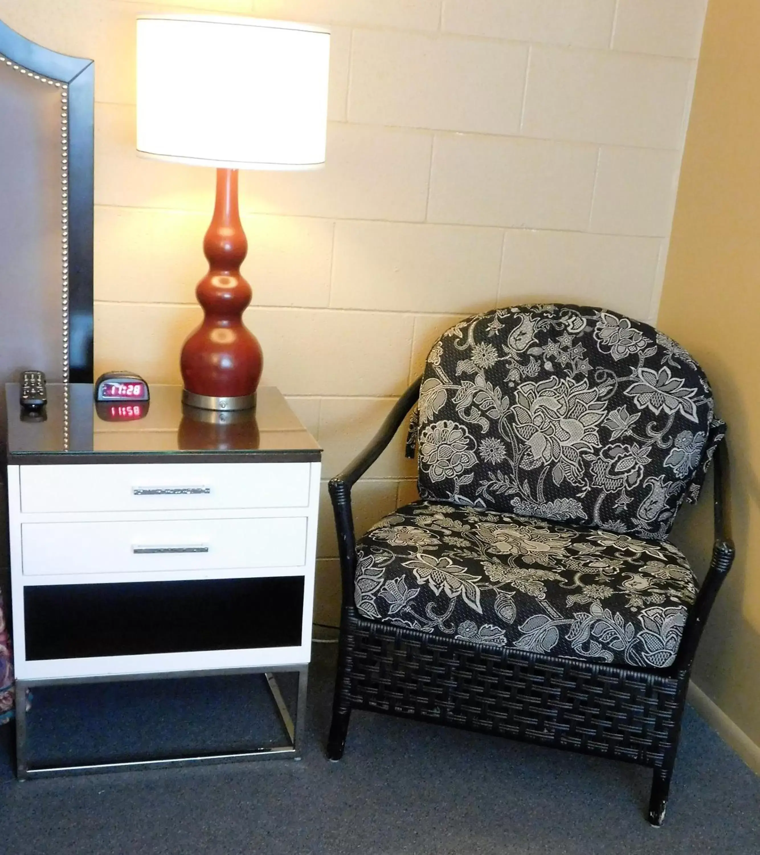 Bedroom, Seating Area in Capri Motel