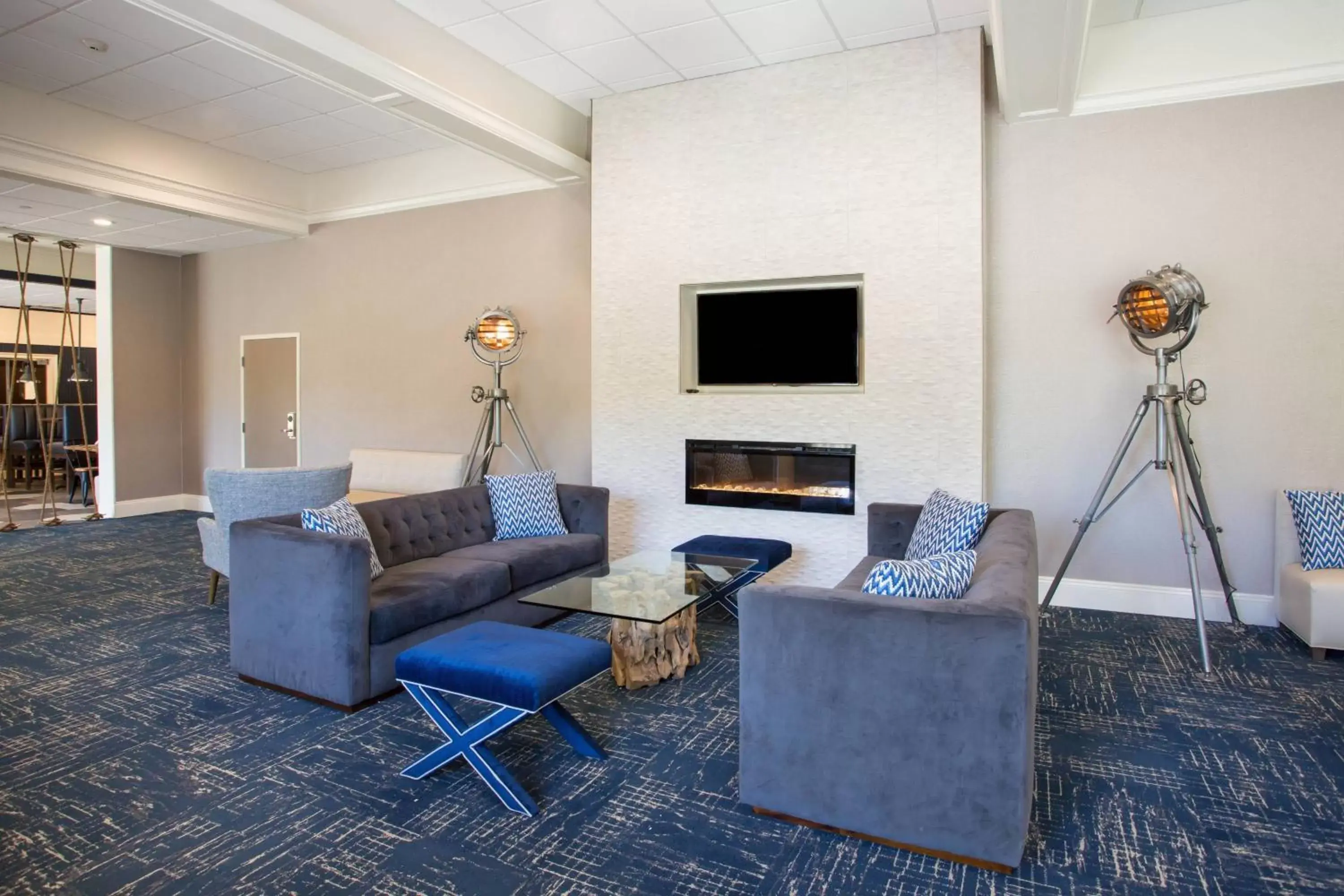 Lounge or bar, Seating Area in Four Points by Sheraton Eastham Cape Cod