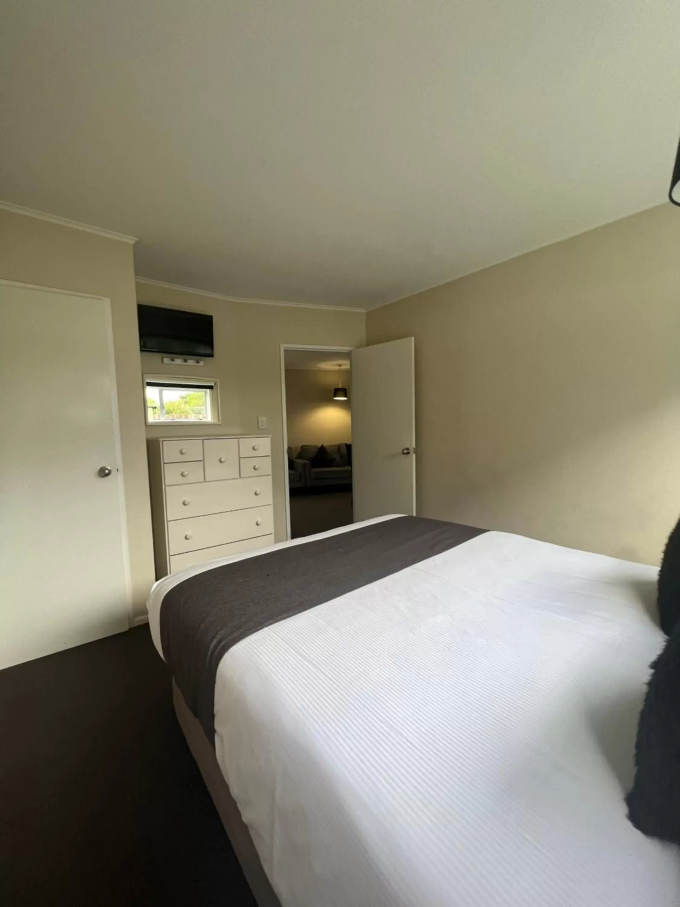 Bedroom, Bed in Green Gables Motel