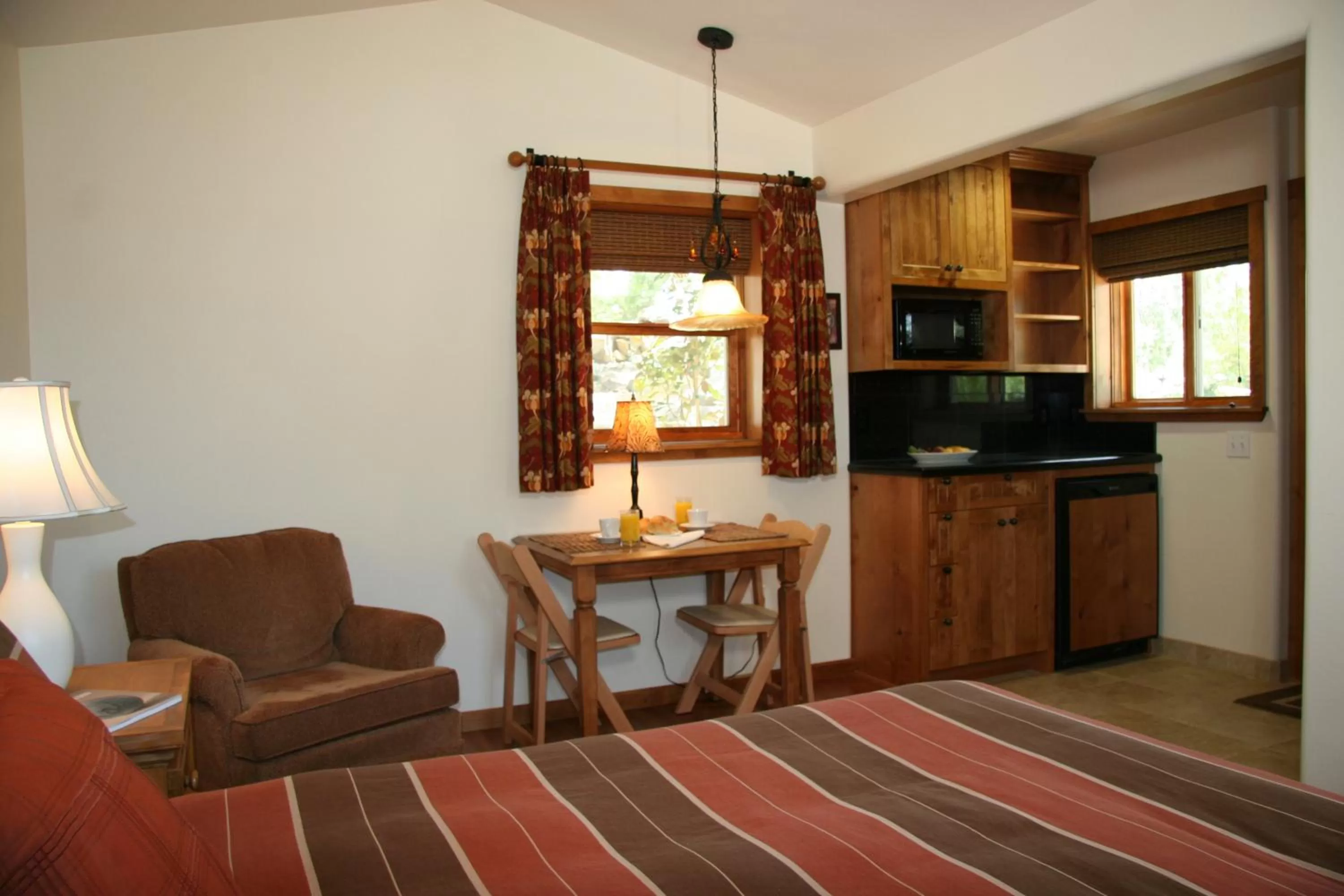 Bedroom, Kitchen/Kitchenette in Ojai Retreat & Inn