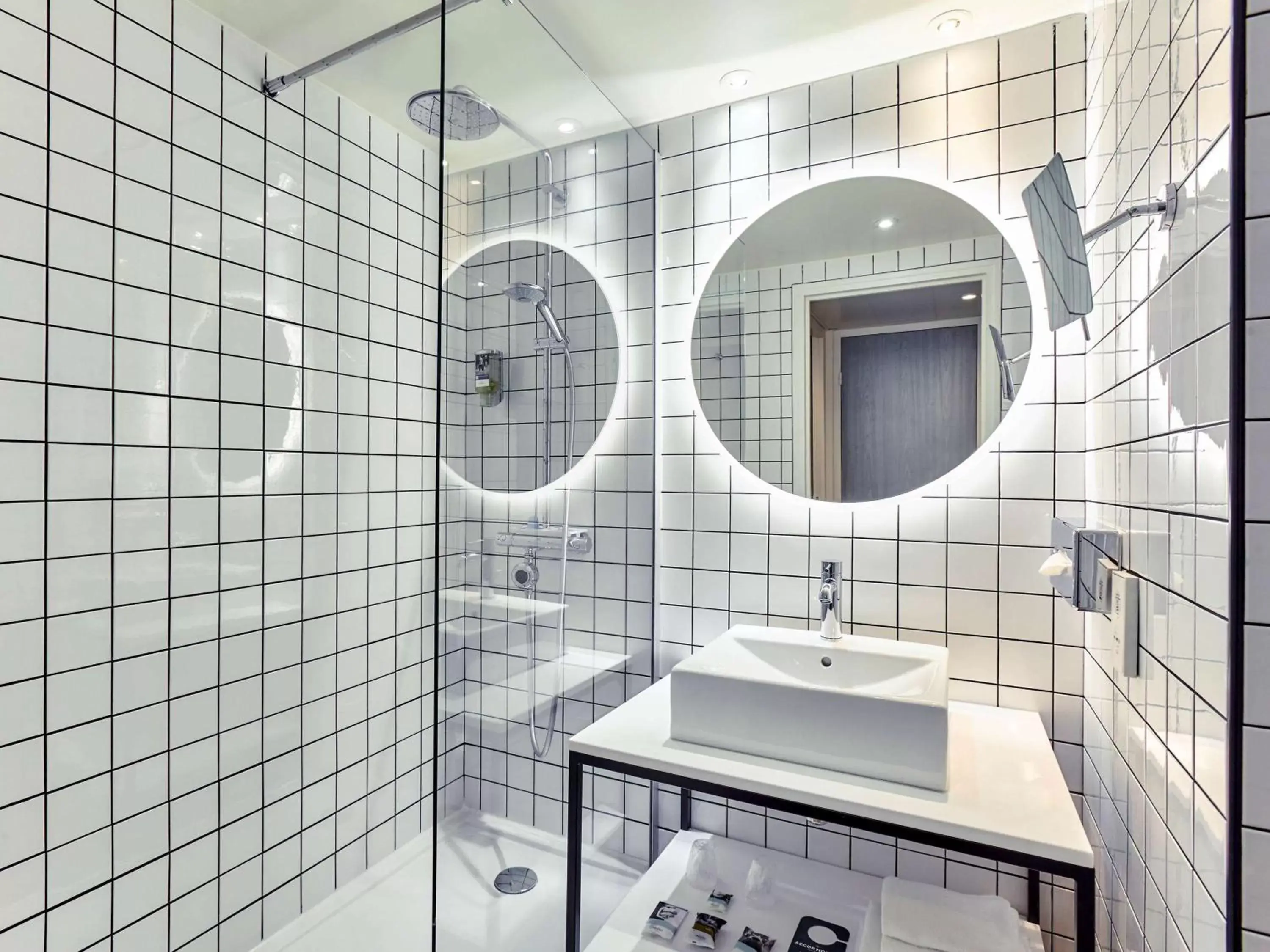 Shower, Bathroom in Mercure Paris La Défense Grande Arche Hotel