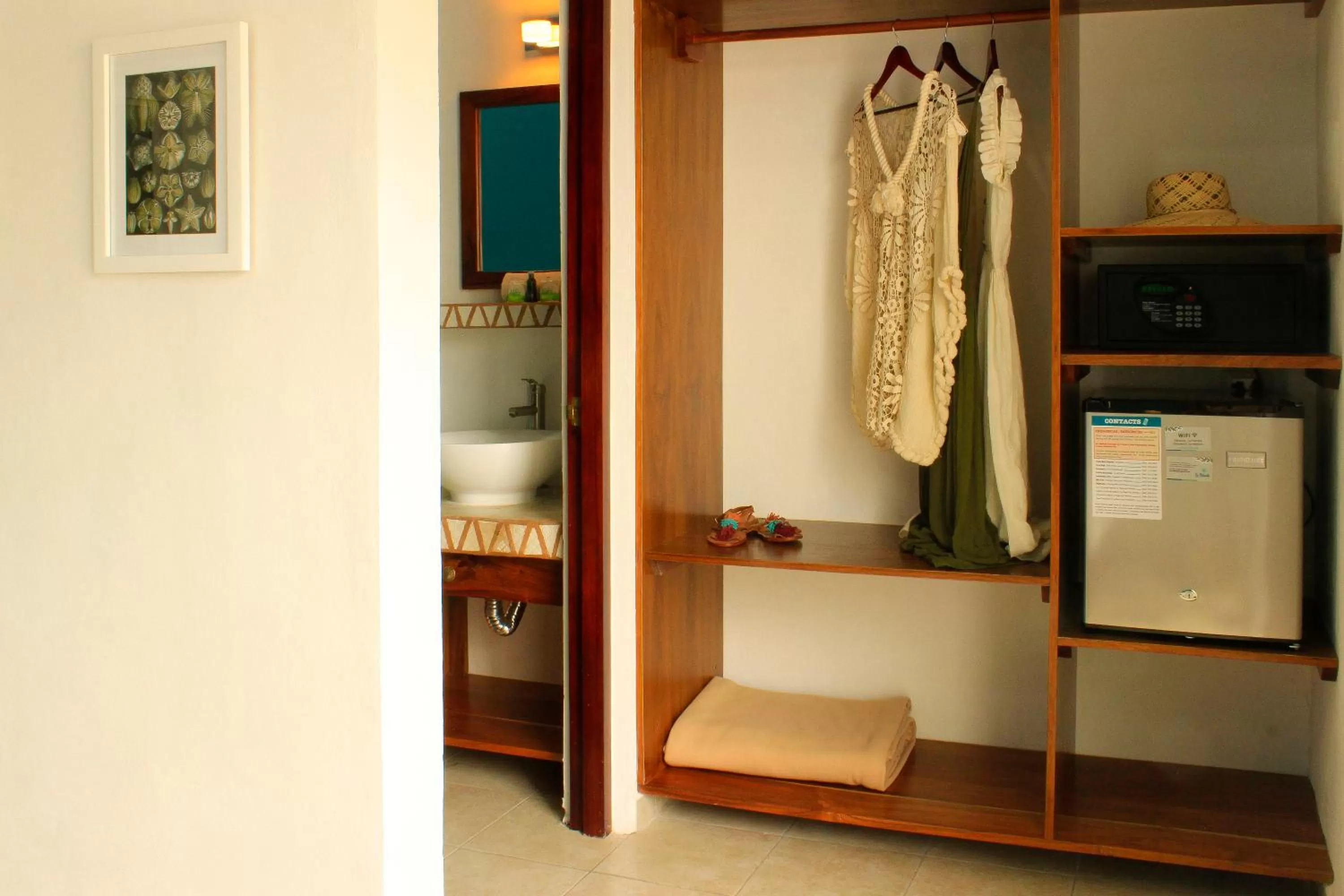 Bedroom, TV/Entertainment Center in La Palmita Budget Boutique Hotel