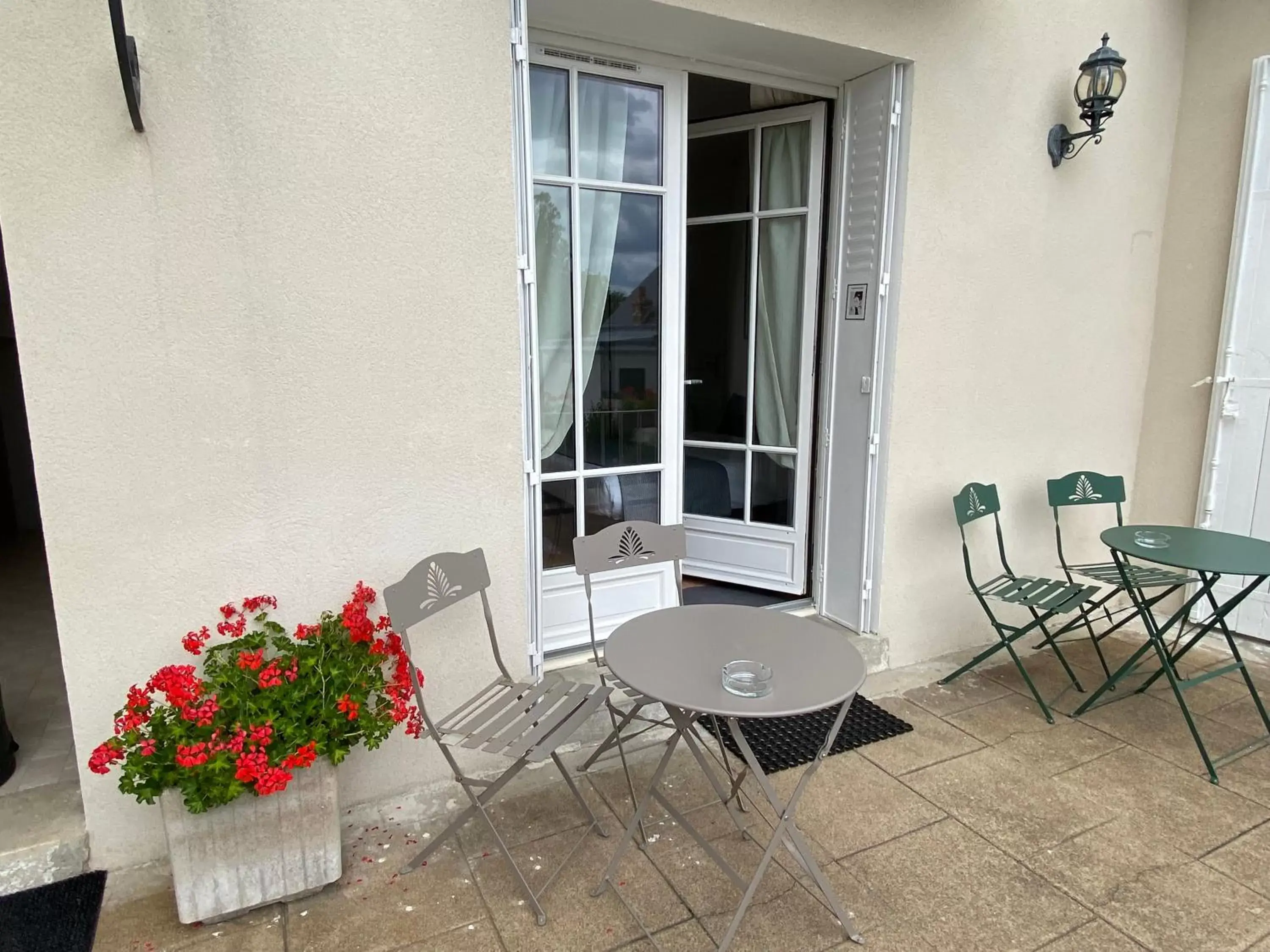 Facade/entrance, Balcony/Terrace in Les Rives du Cher - Chambres d'hôtes