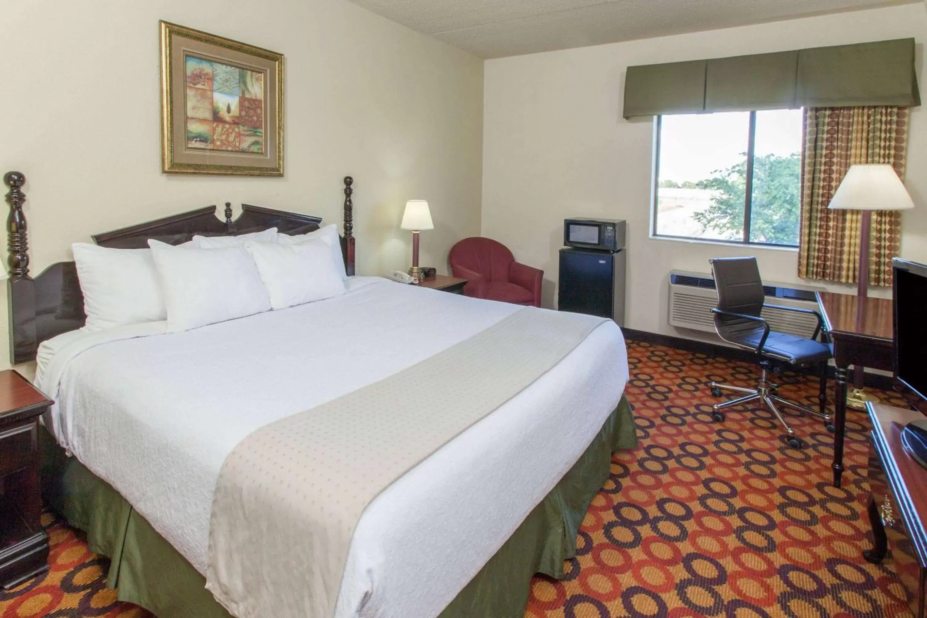 Photo of the whole room, Bed in Ramada by Wyndham Bolingbrook