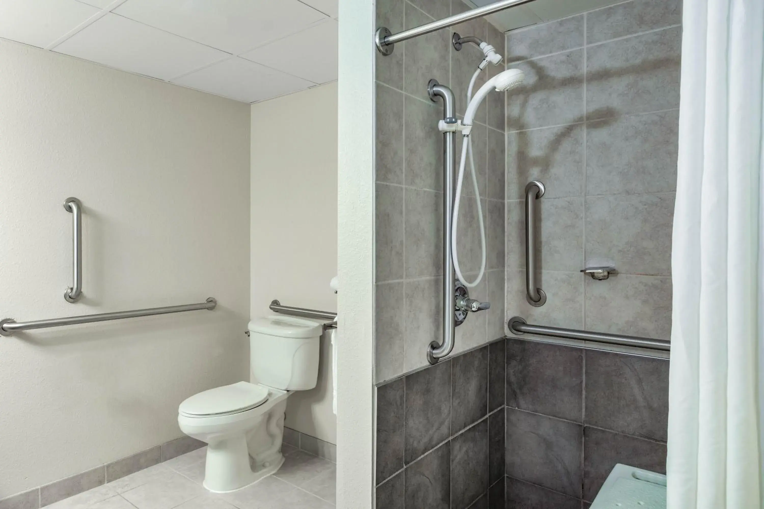 Bathroom in SureStay Plus Hotel by Best Western Litchfield
