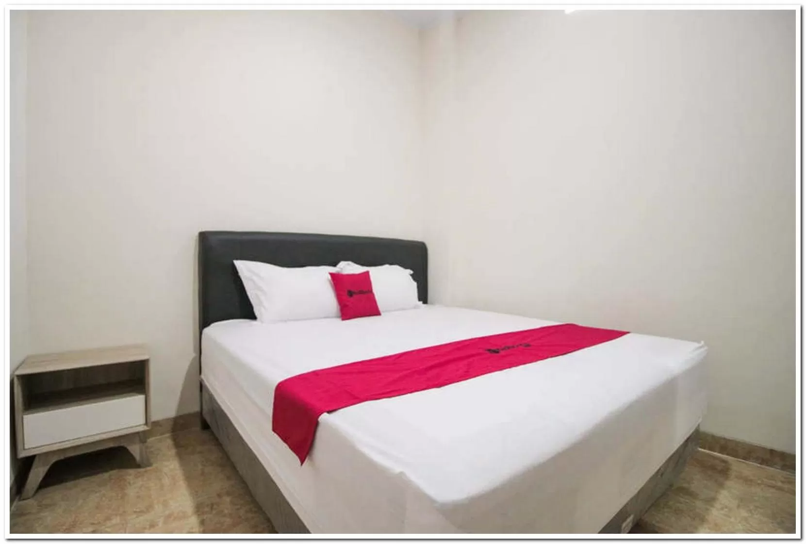 Bed in RedDoorz Syariah @ Jatinegara