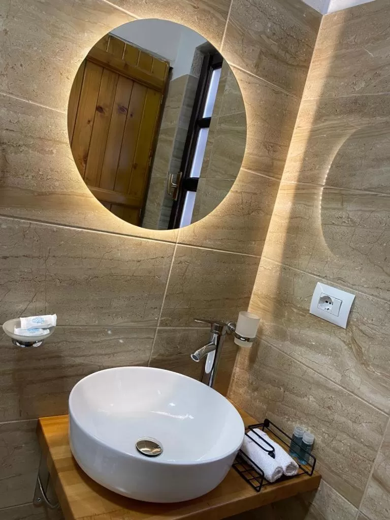 Bathroom in Porta7 Hotel