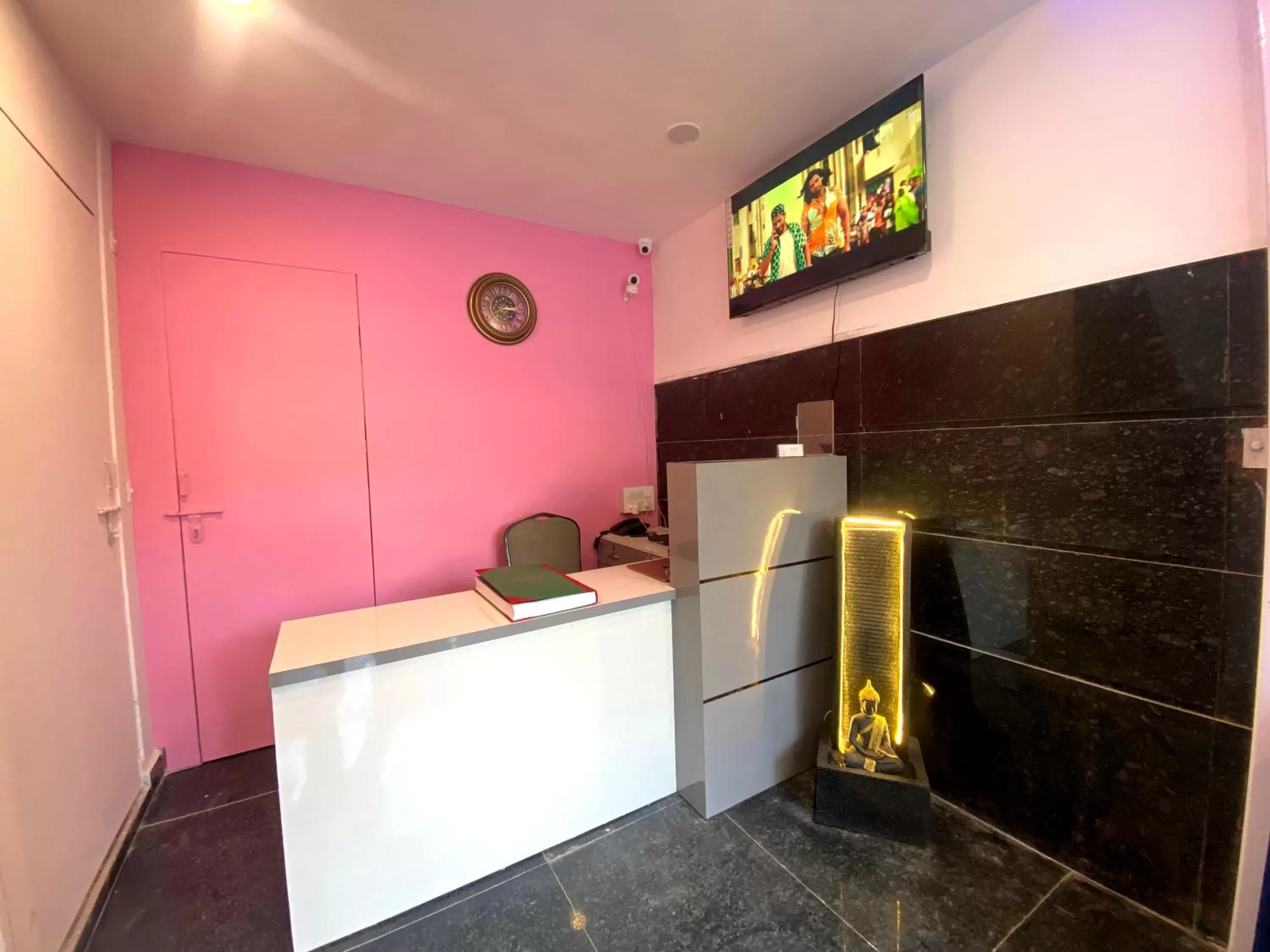 Lobby or reception in The Metro Stay By F9 Hotels-Near Sector 18 Metro Station Noida