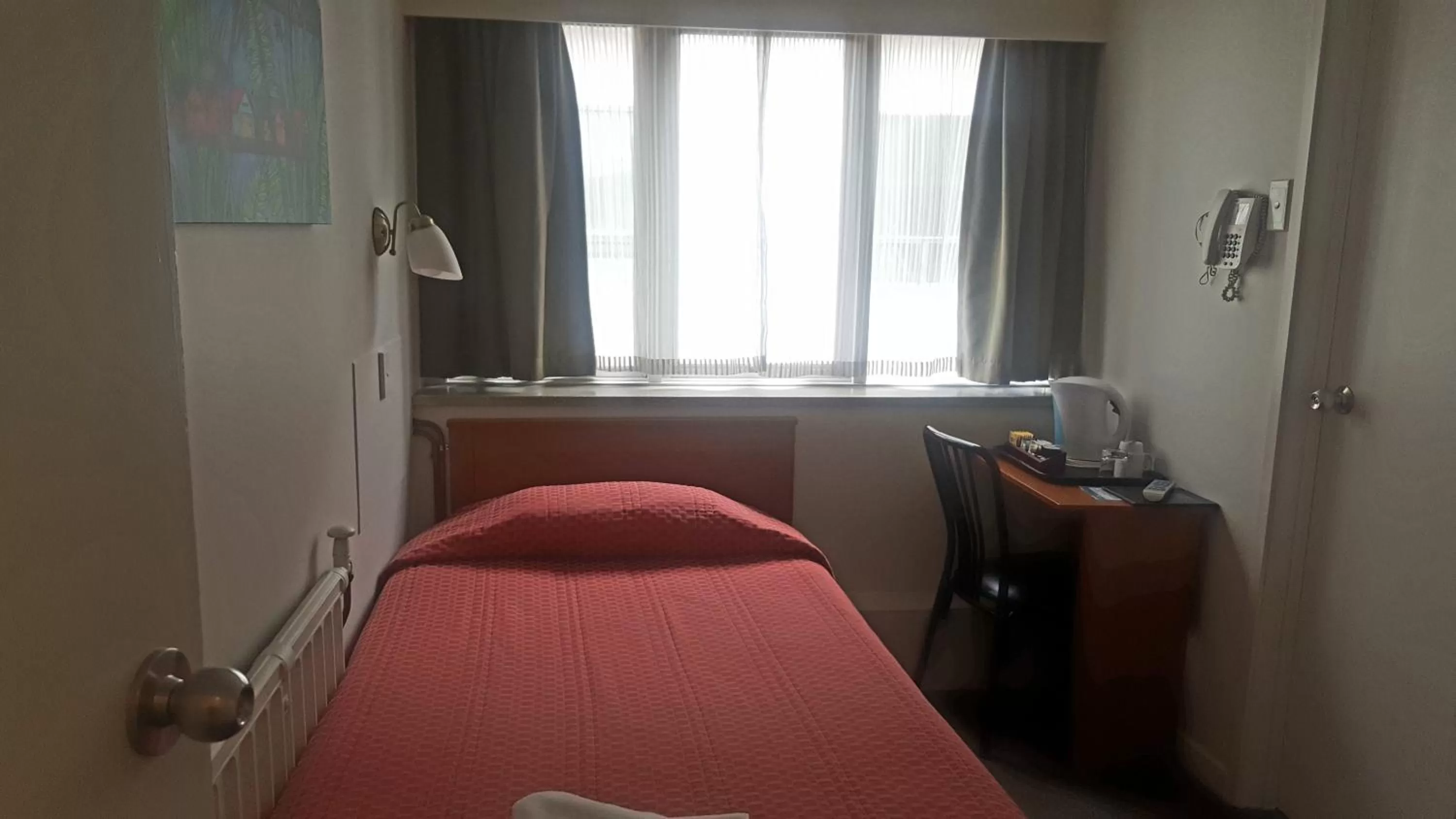 Guests, Bed in Kiwi International Hotel