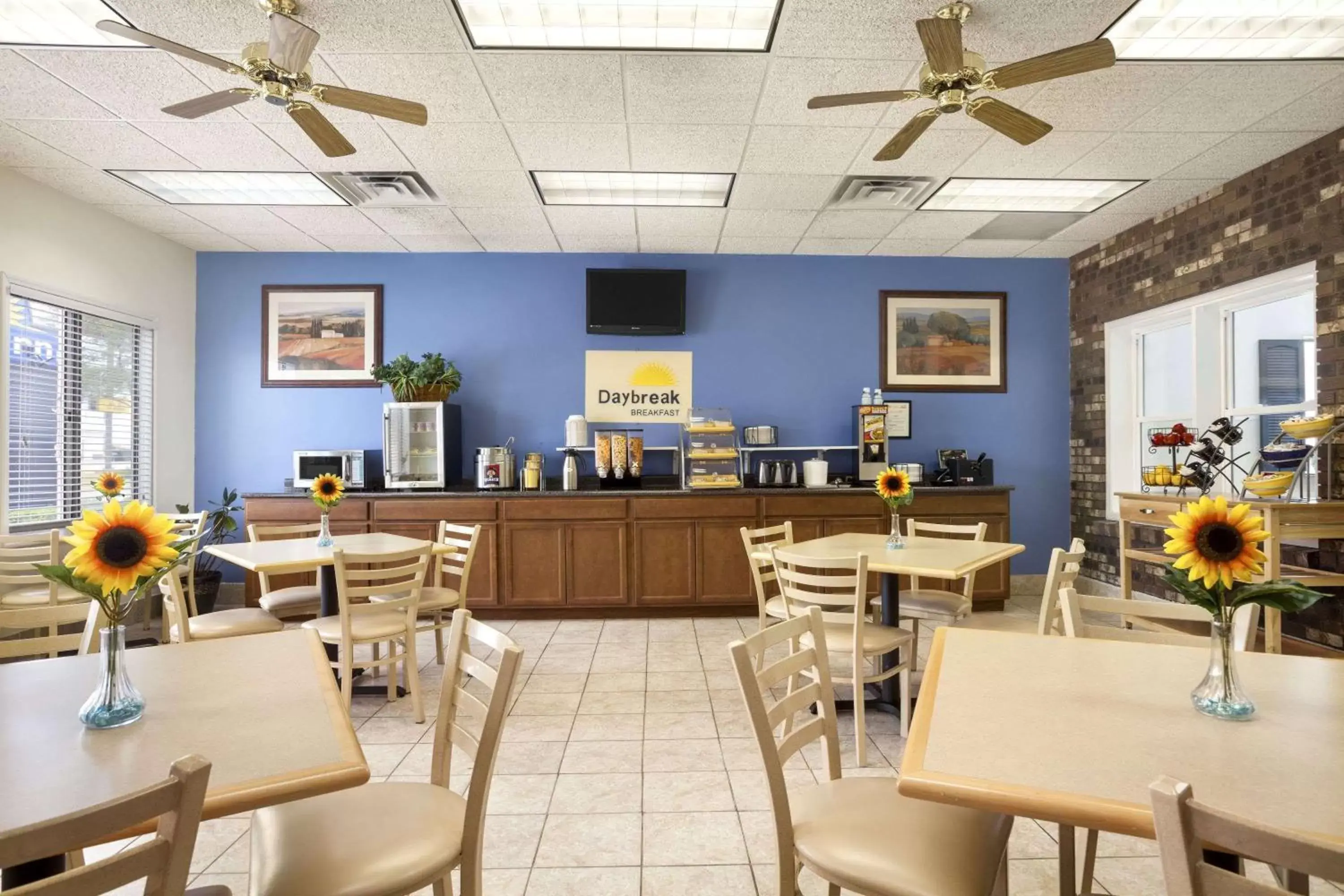 Restaurant/Places to Eat in Days Inn by Wyndham Oglesby/ Starved Rock