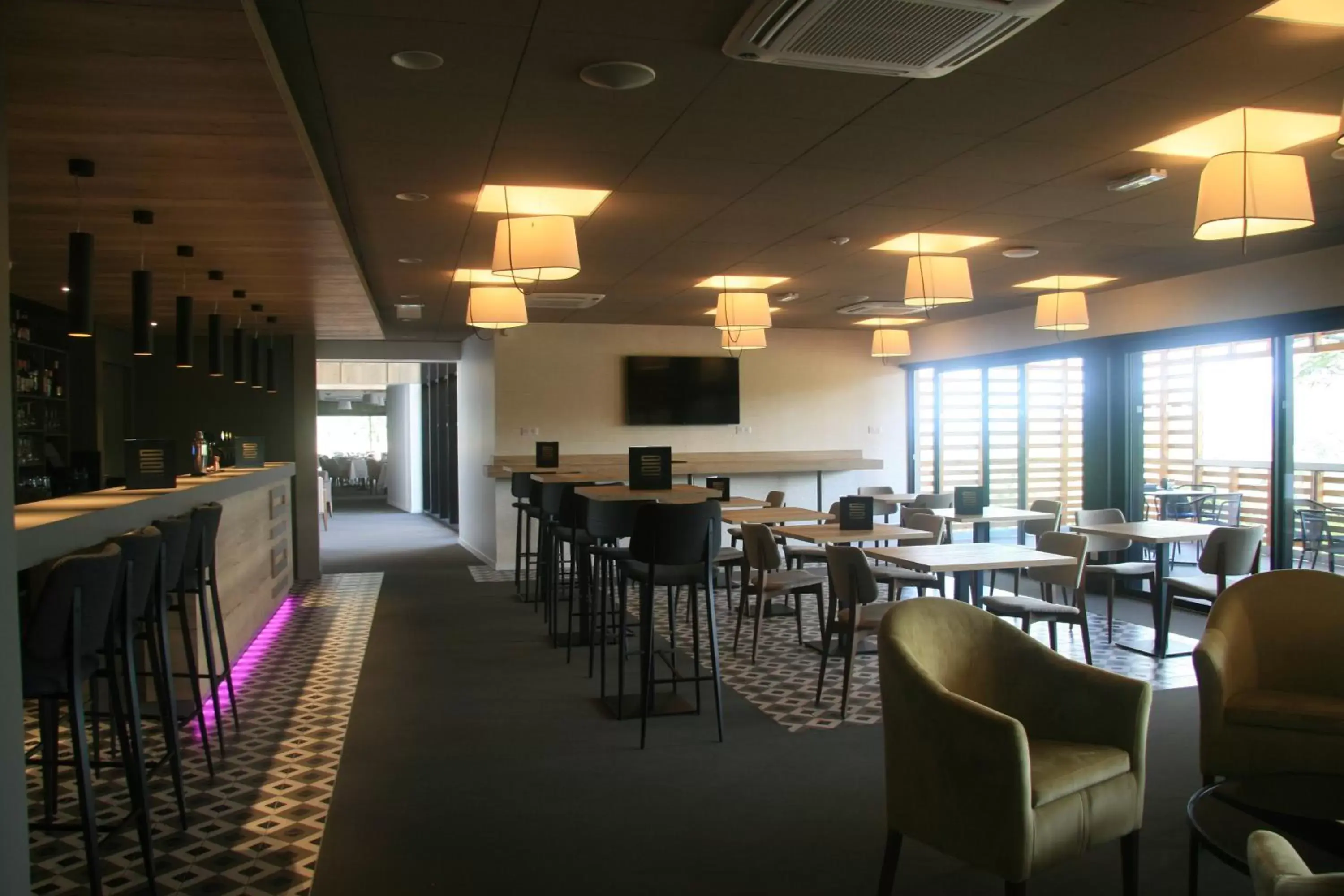 Lounge or bar, Restaurant/Places to Eat in Mildiss Hotel - BW Signature Collection
