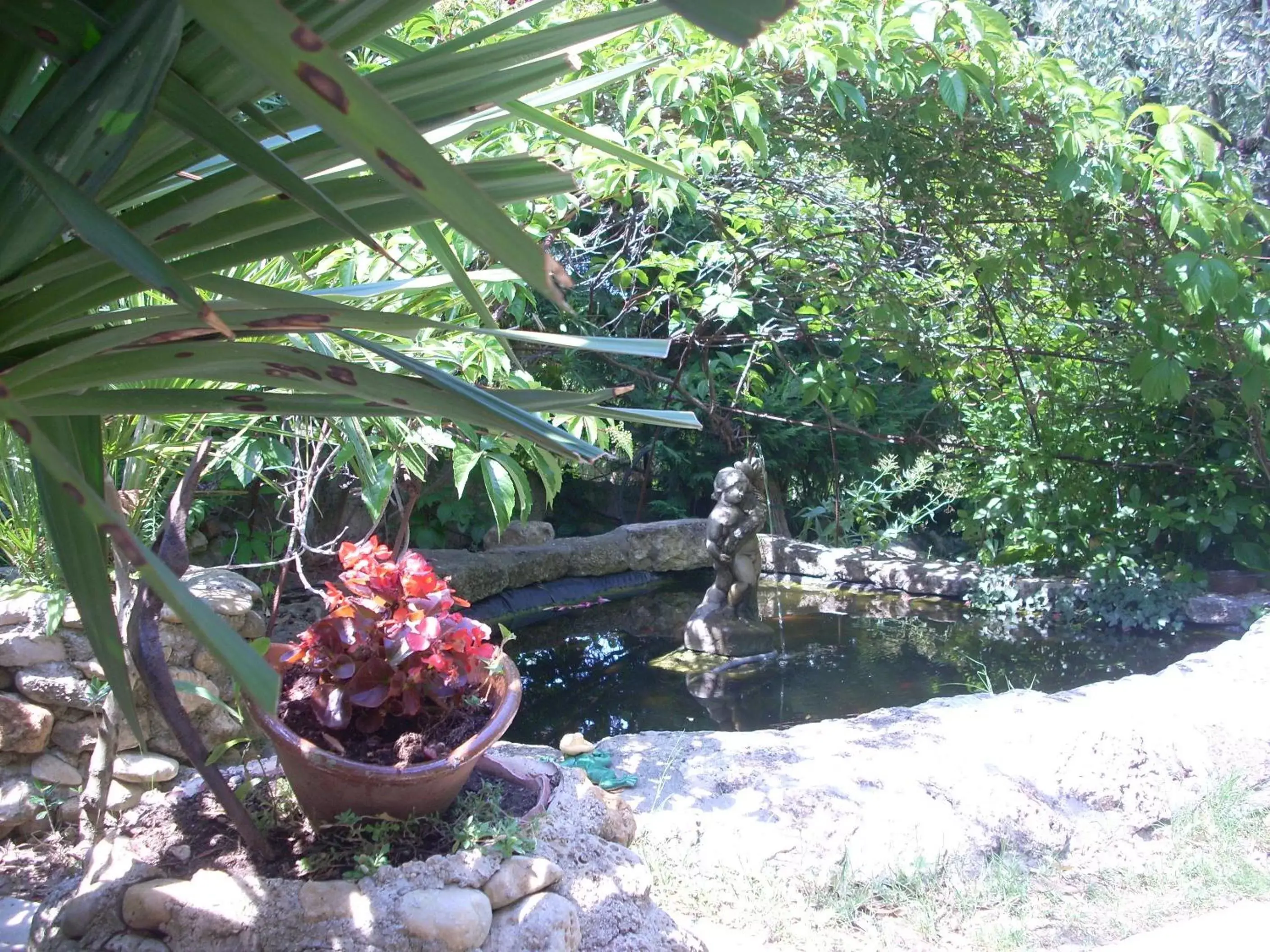 Garden in La Sapiniére -chambres climatisées