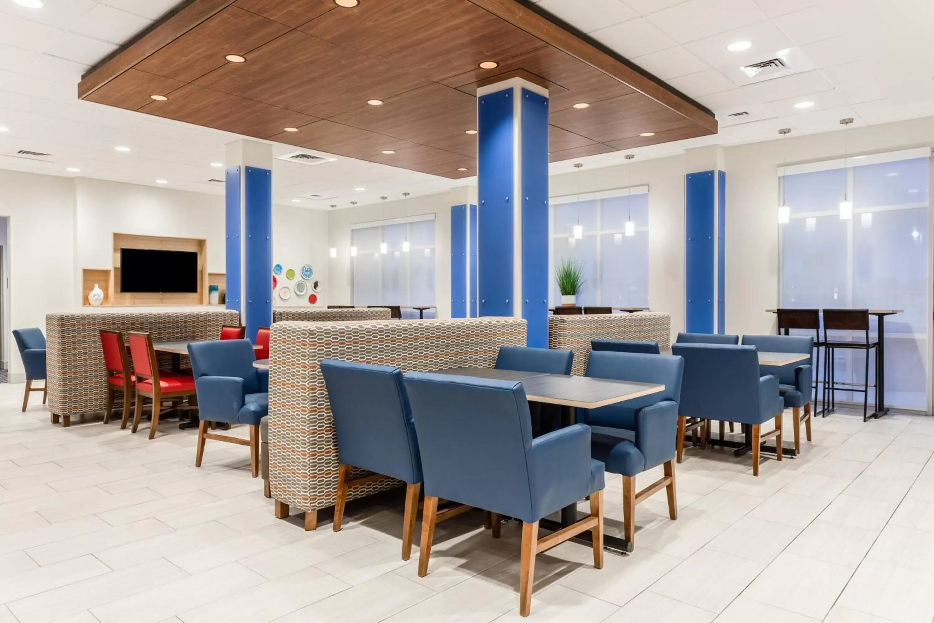 Property building, Restaurant/Places to Eat in Holiday Inn Express & Suites - Ottawa, an IHG Hotel