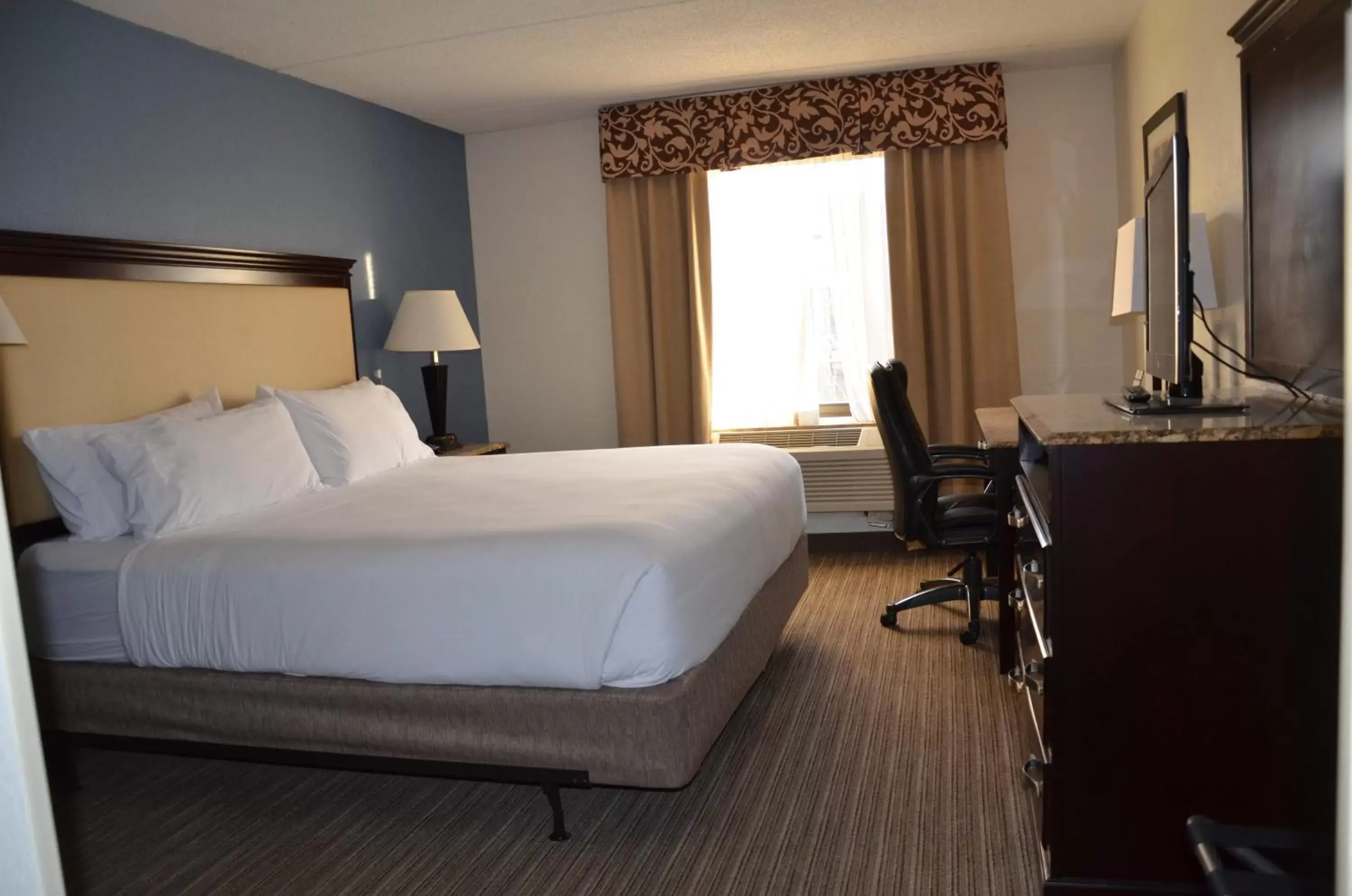 Photo of the whole room, Bed in Radisson Hotel Schaumburg