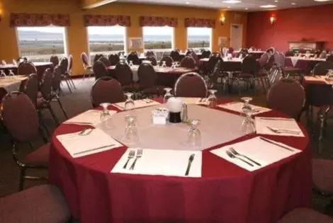 Restaurant/Places to Eat in Shallow Bay Motel & Cabins Conference Centre