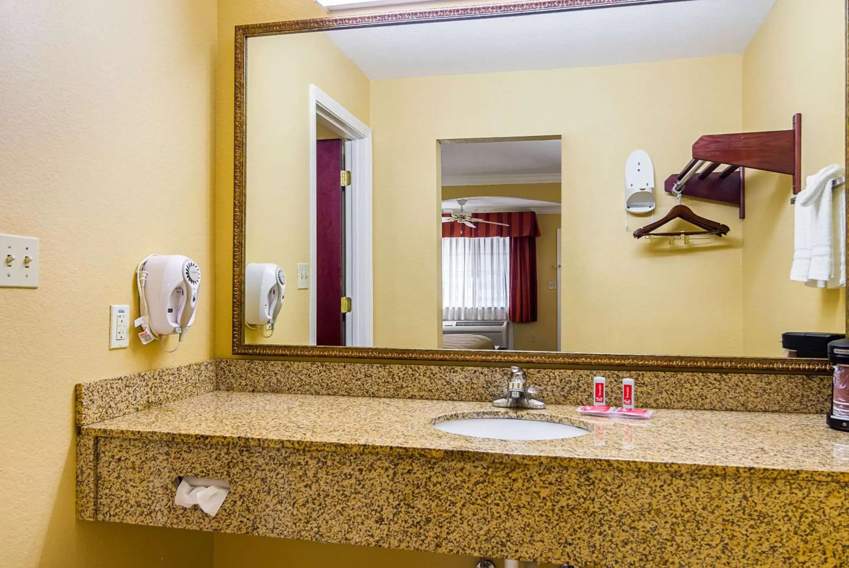 King Suite - Non-Smoking in Econo Lodge Inn & Suites Bryant