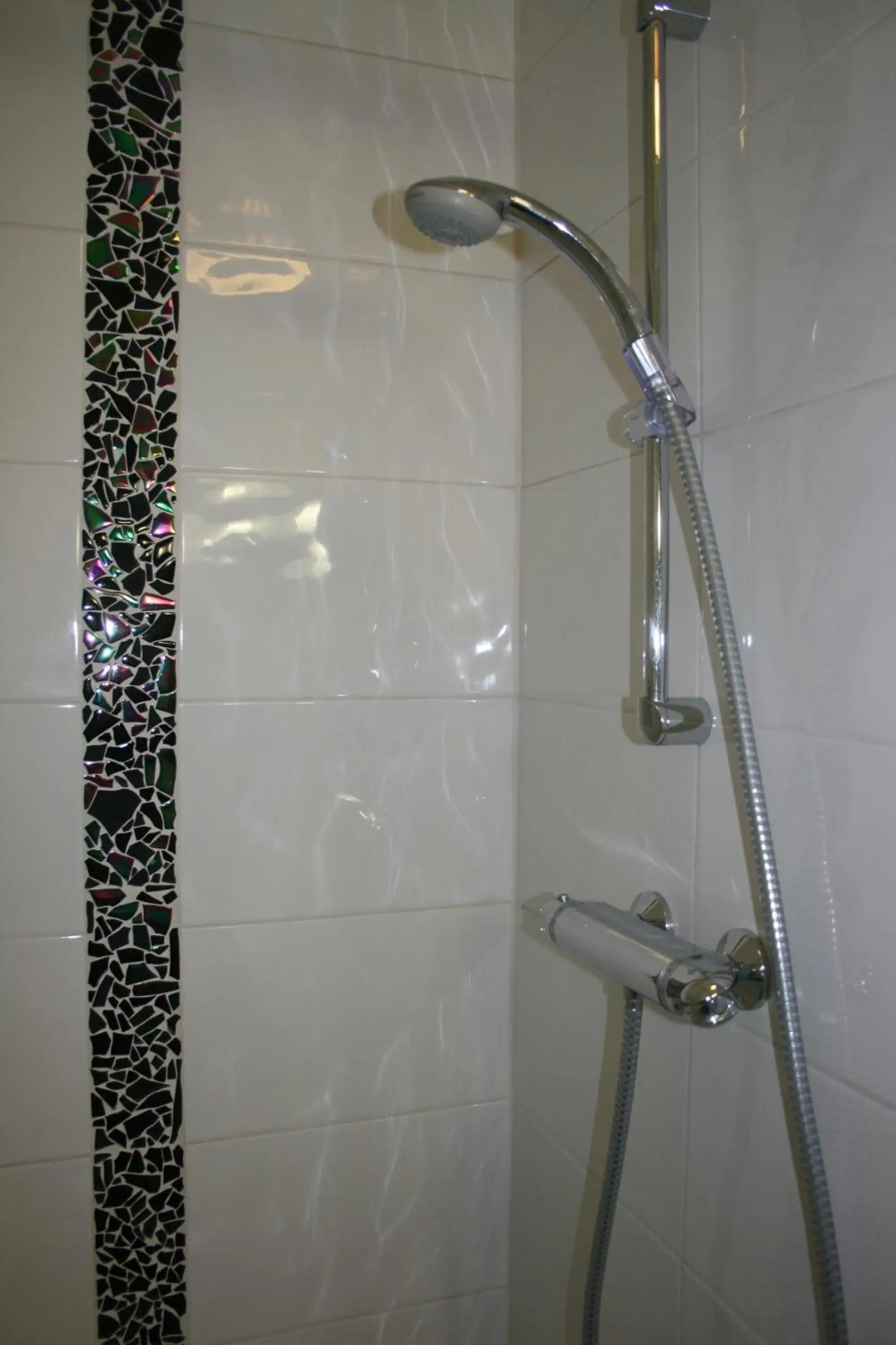 Shower, Bathroom in Hotel de Perros, The Originals Boutique (Inter-Hotel)