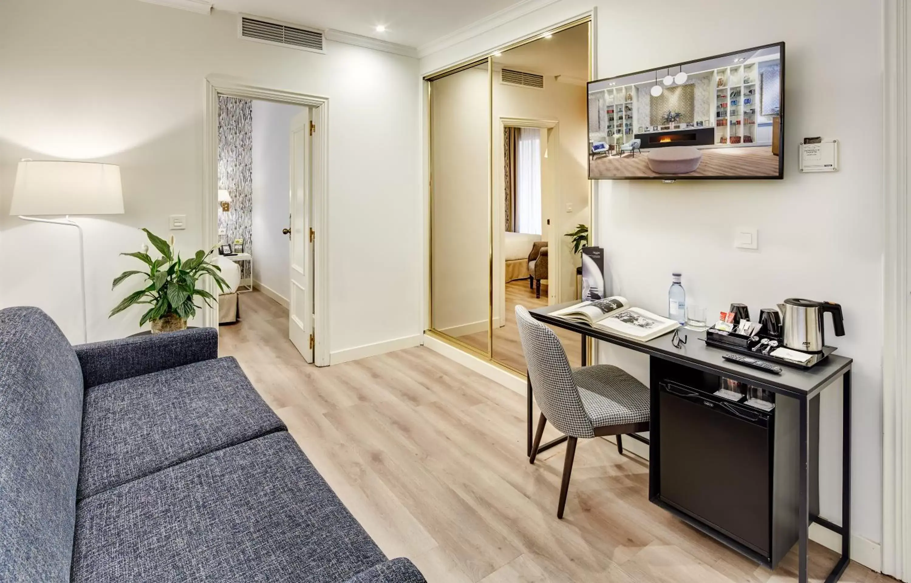 Seating area, Kitchen/Kitchenette in Sercotel Hotel Europa