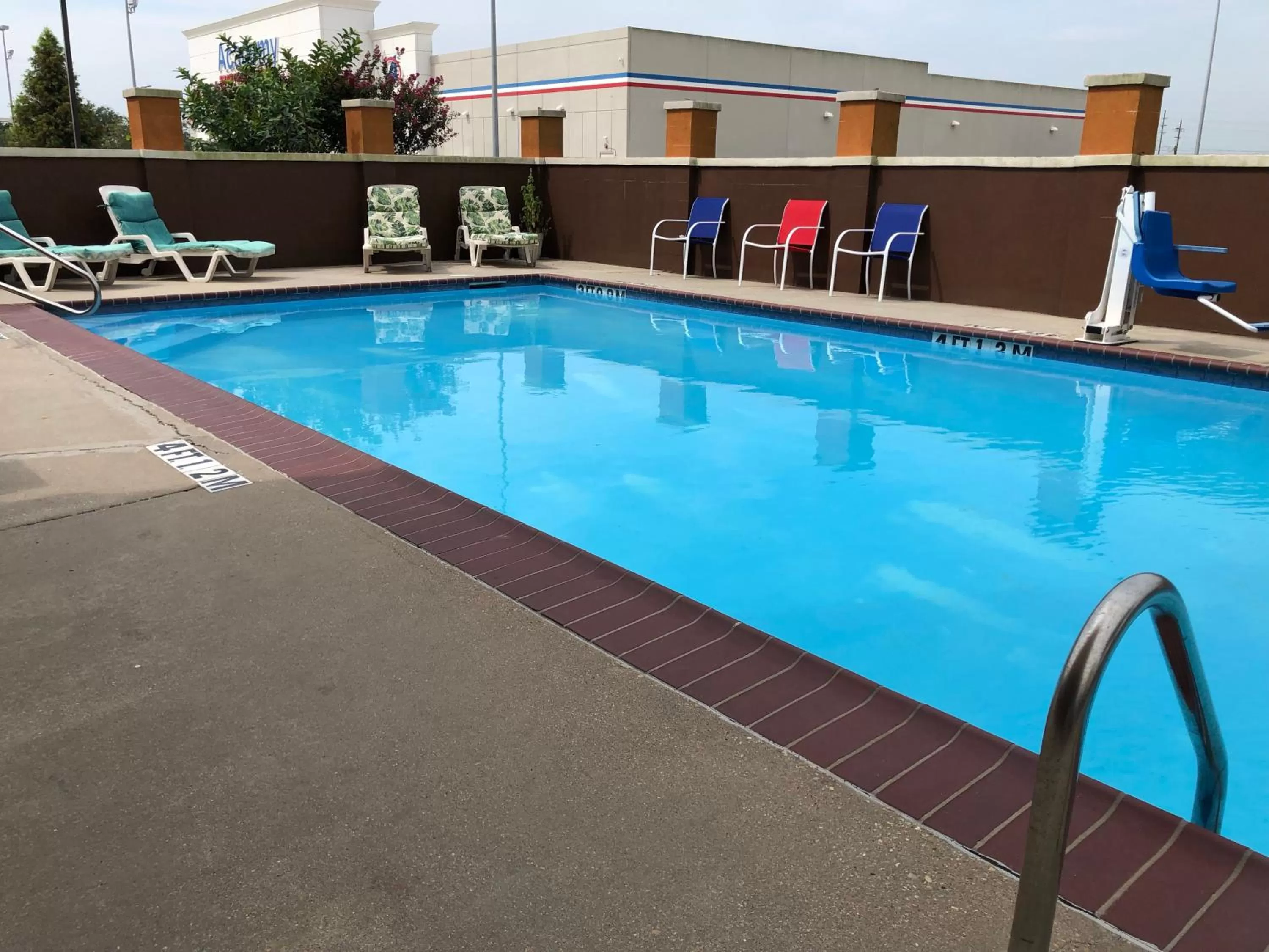 Swimming pool in Days Inn & Suites by Wyndham Thibodaux