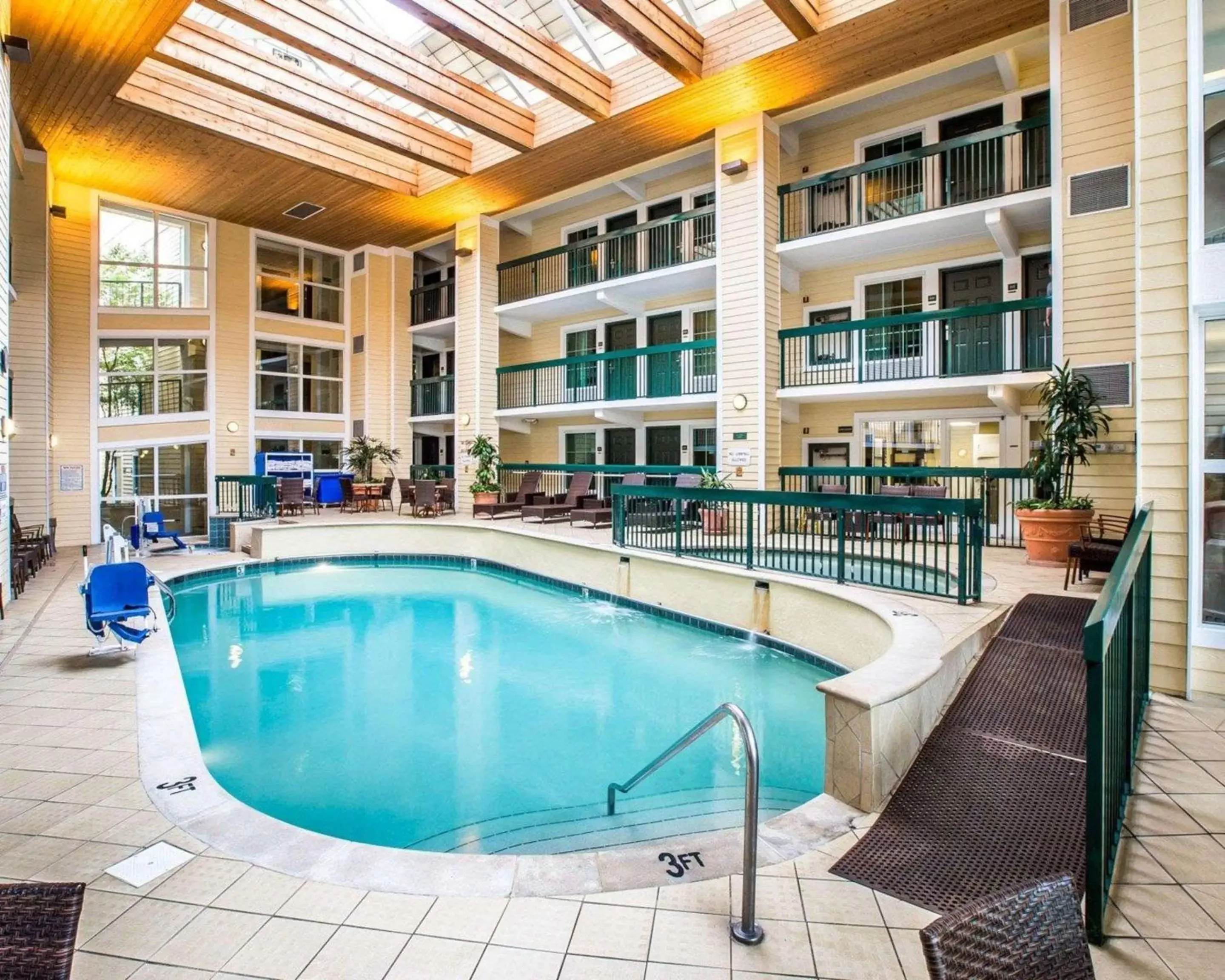 Activities, Swimming Pool in Econo Lodge Pigeon Forge Riverside