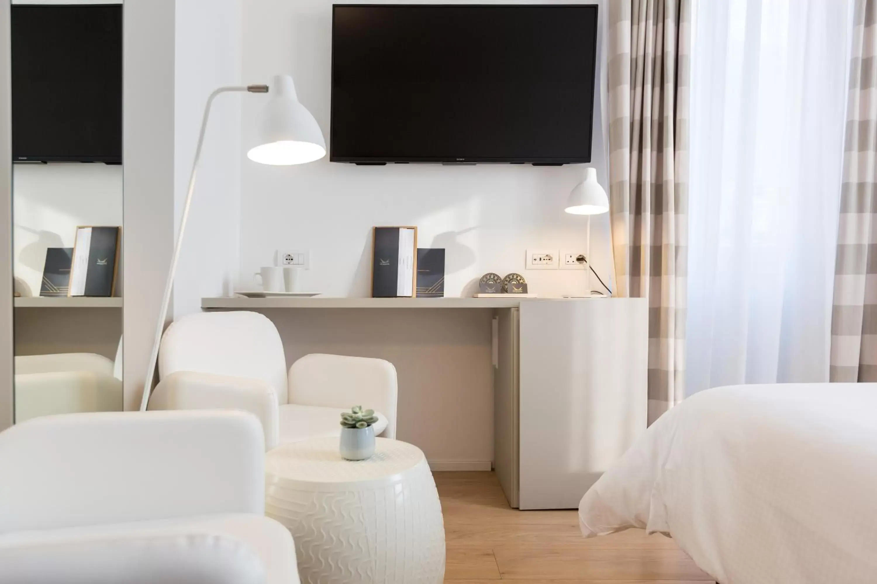 Bed, TV/Entertainment Center in Hotel Lago Di Garda