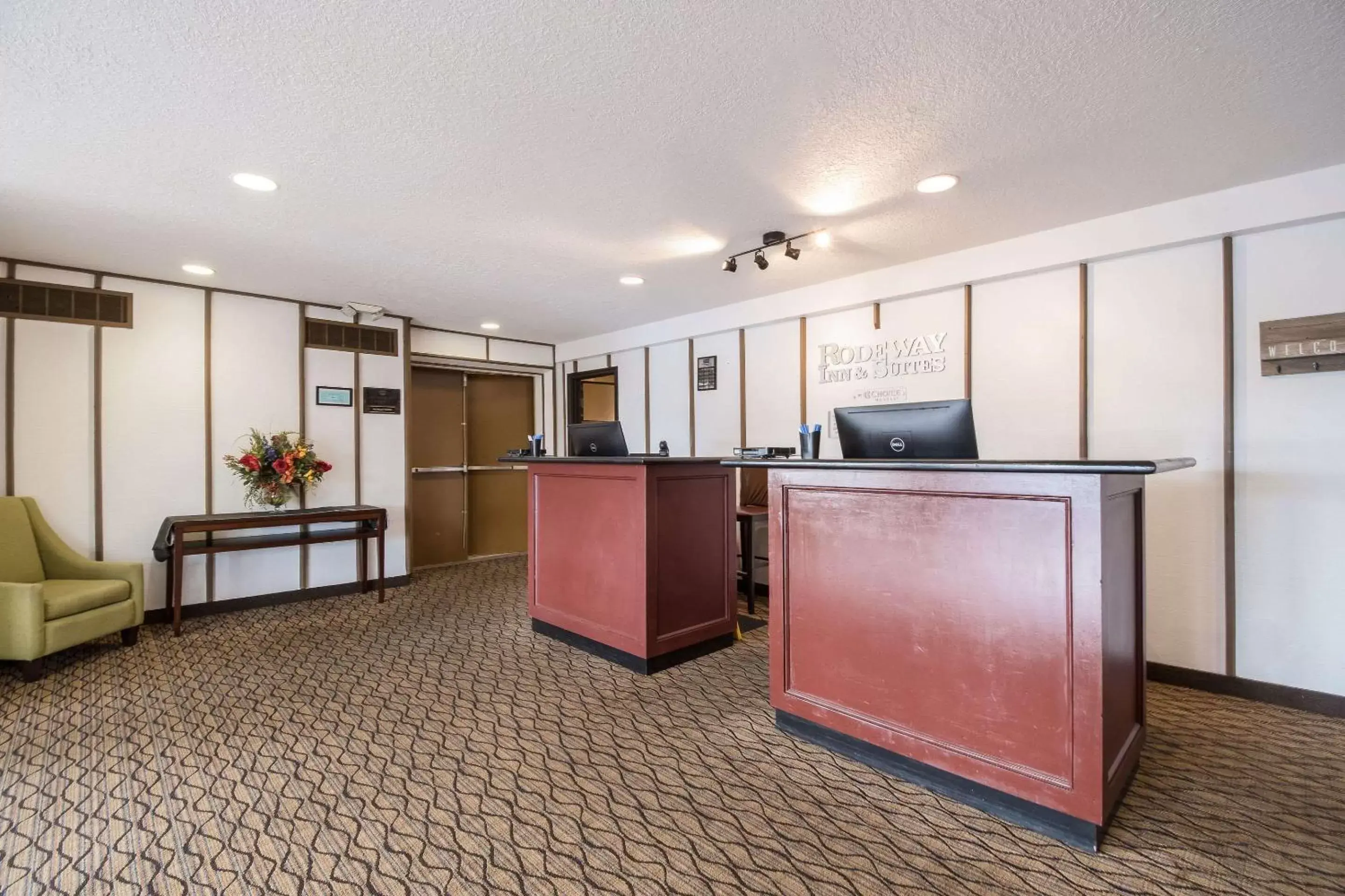 Lobby or reception, Lobby/Reception in Rodeway Inn & Suites Portland - Jantzen Beach