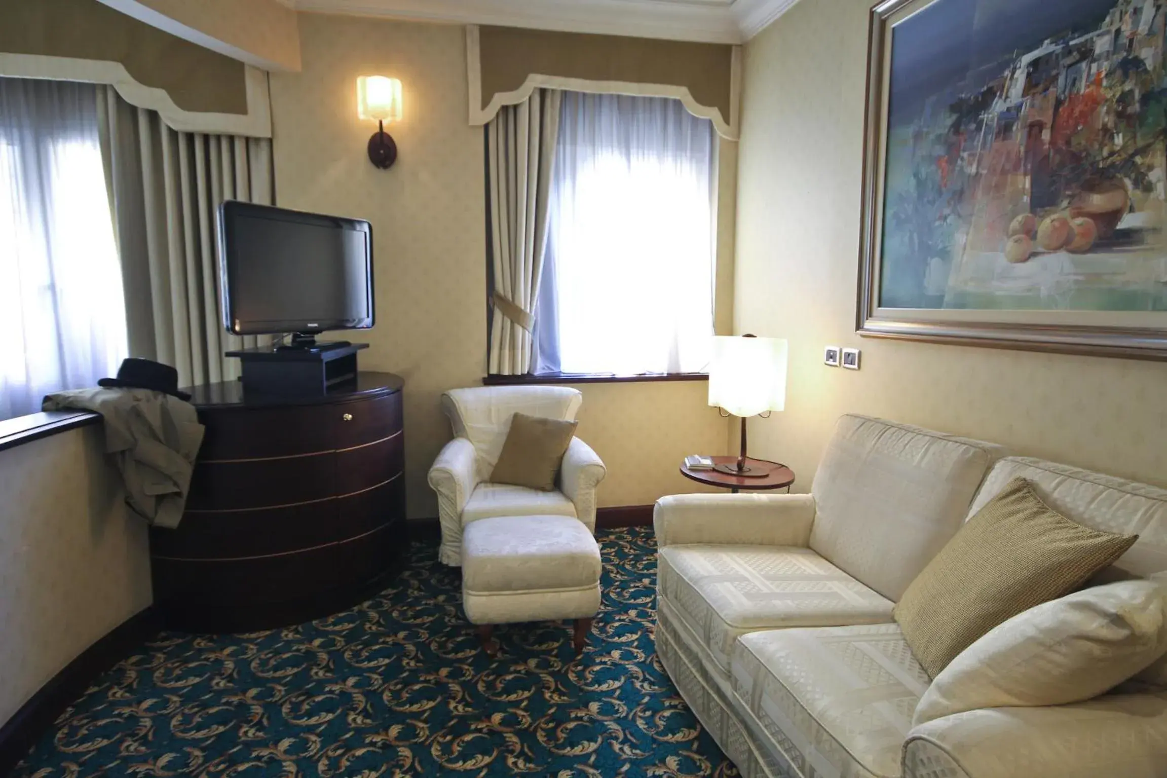 Bed, Seating Area in Millennhotel