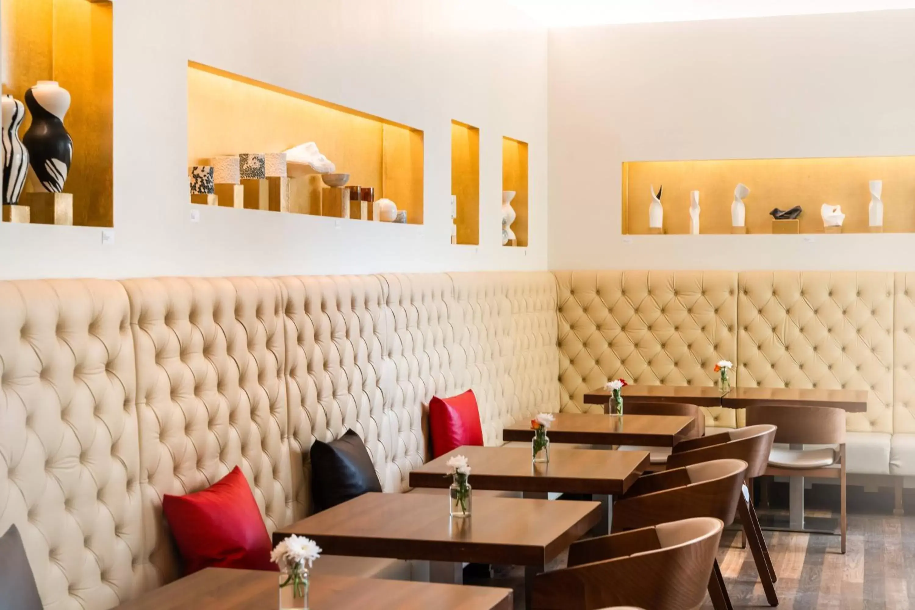 Lounge or bar in Hotel Rathaus - Wein & Design Lounge or bar in Hotel Rathaus - Wein & Design