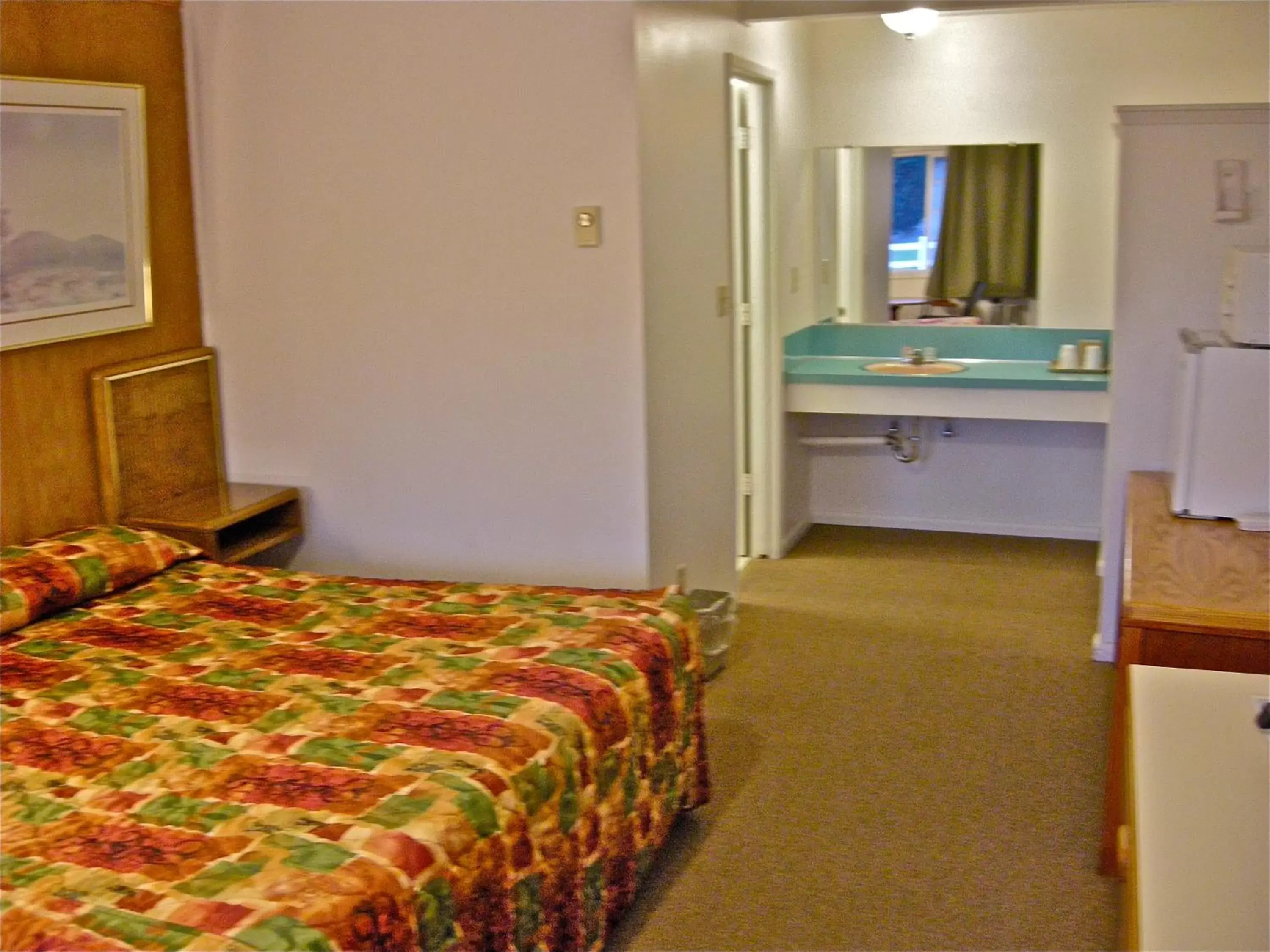 Photo of the whole room, Bed in Motel 101