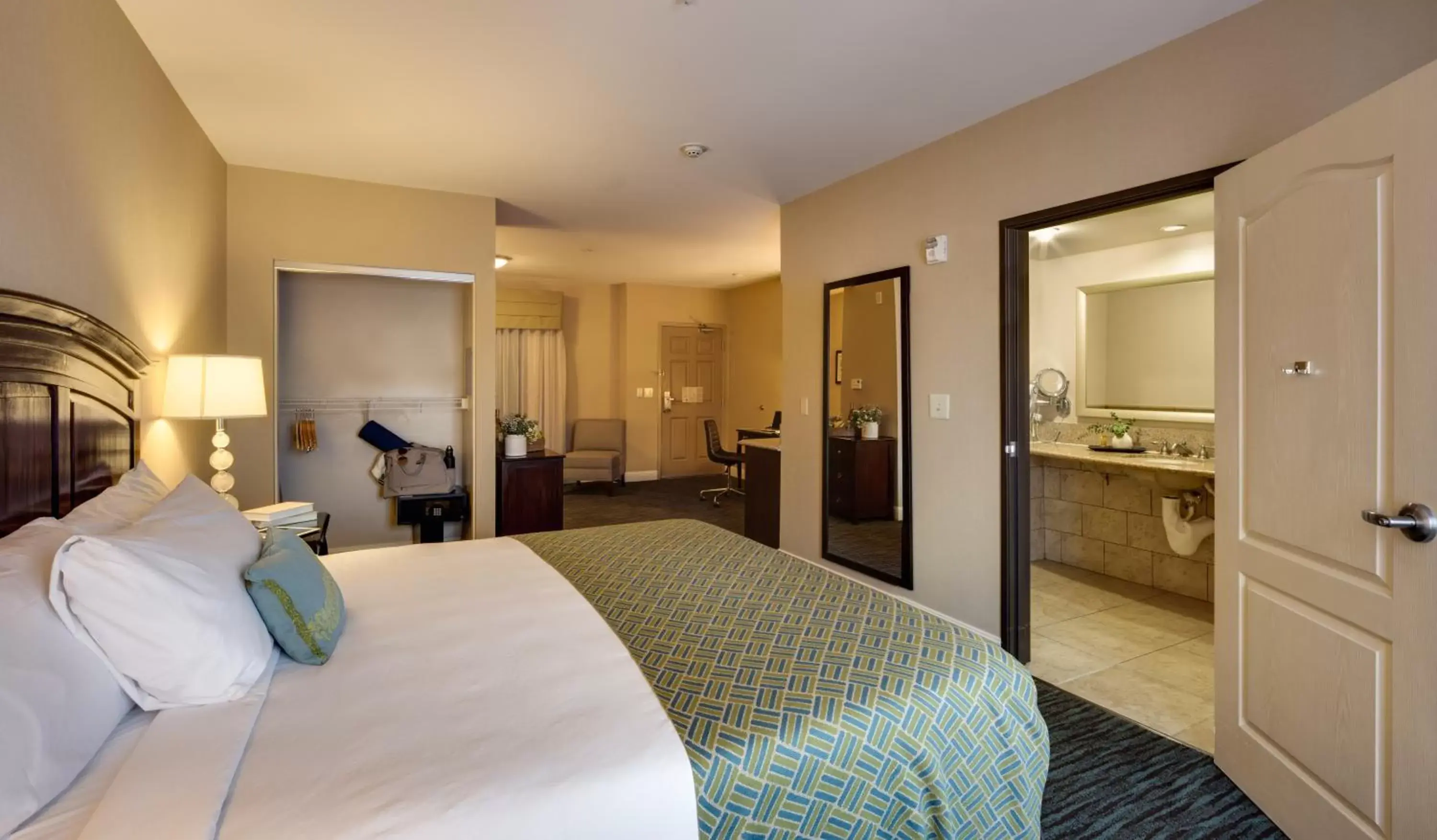 Bedroom, Bed in Ayres Hotel & Spa Mission Viejo