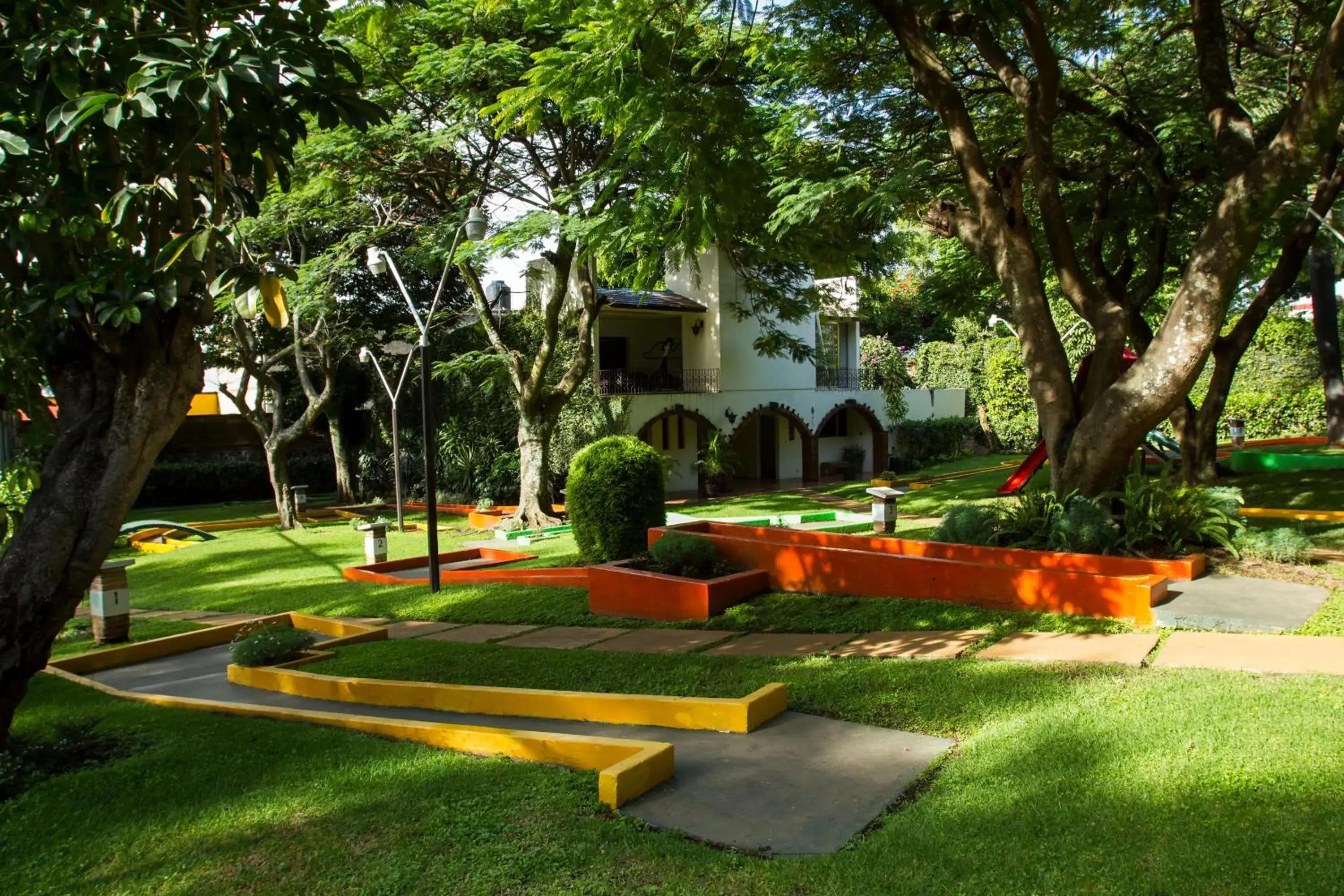 Tennis court, Garden in Hotel Villa del Conquistador