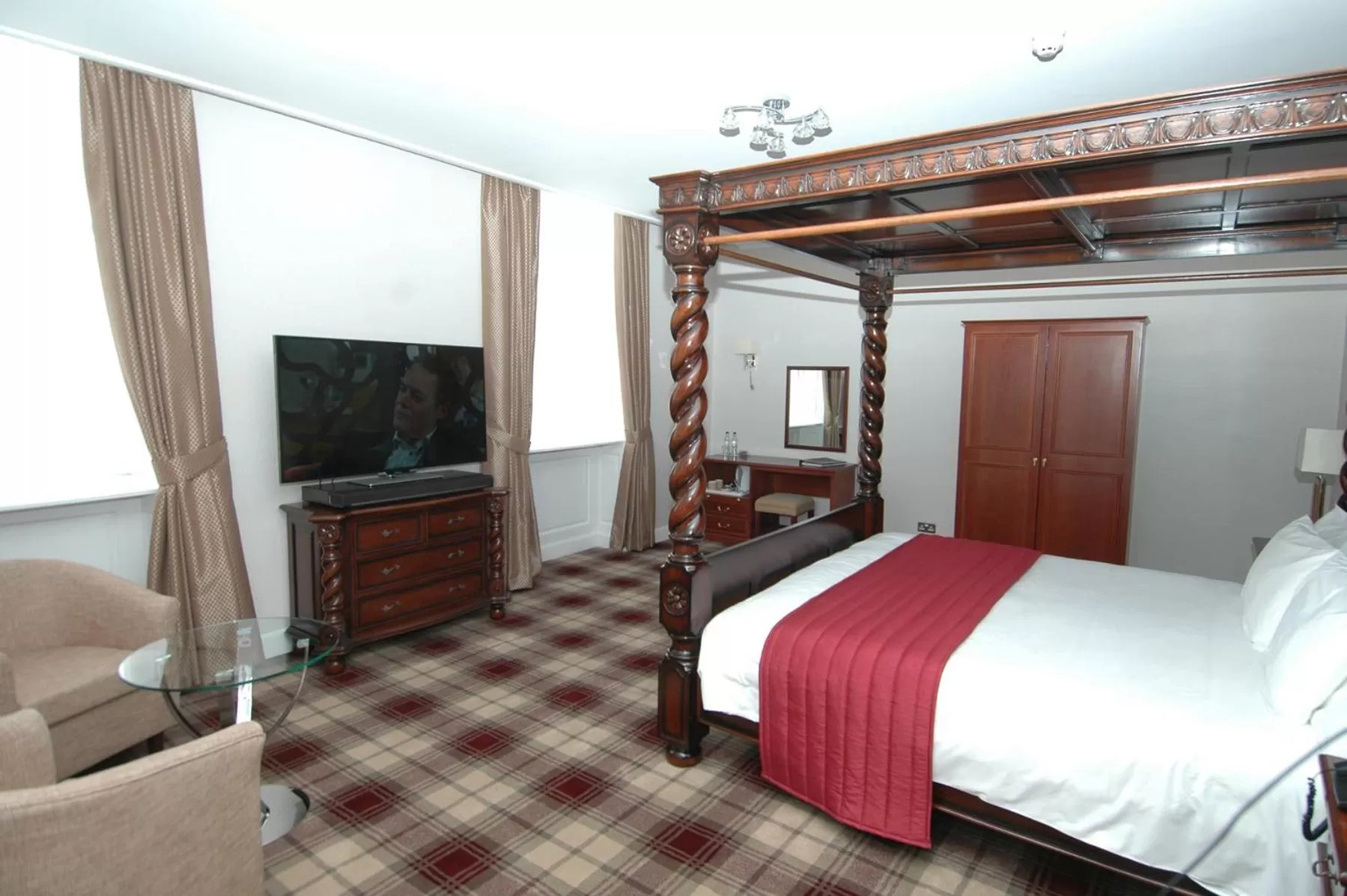 Photo of the whole room, Bed in Cross Keys Hotel, Kelso