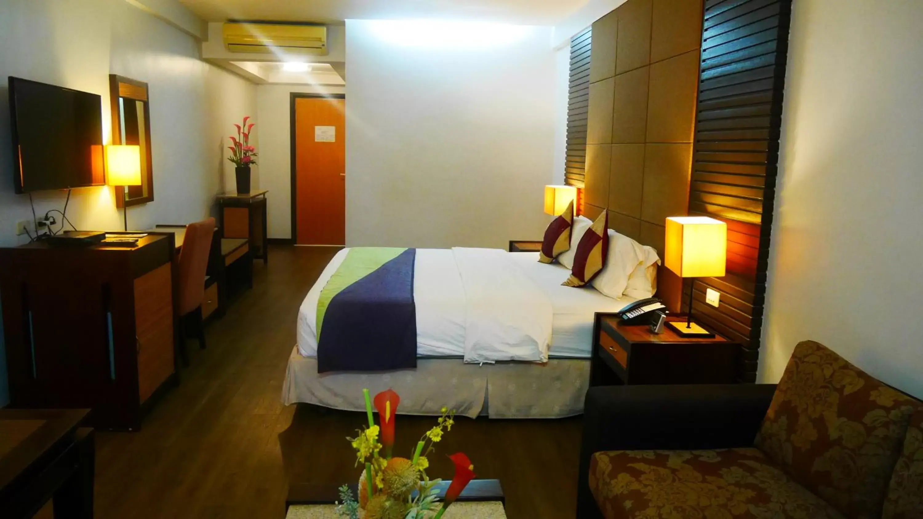 Bed in Circle Inn Hotel and Suites Bacolod