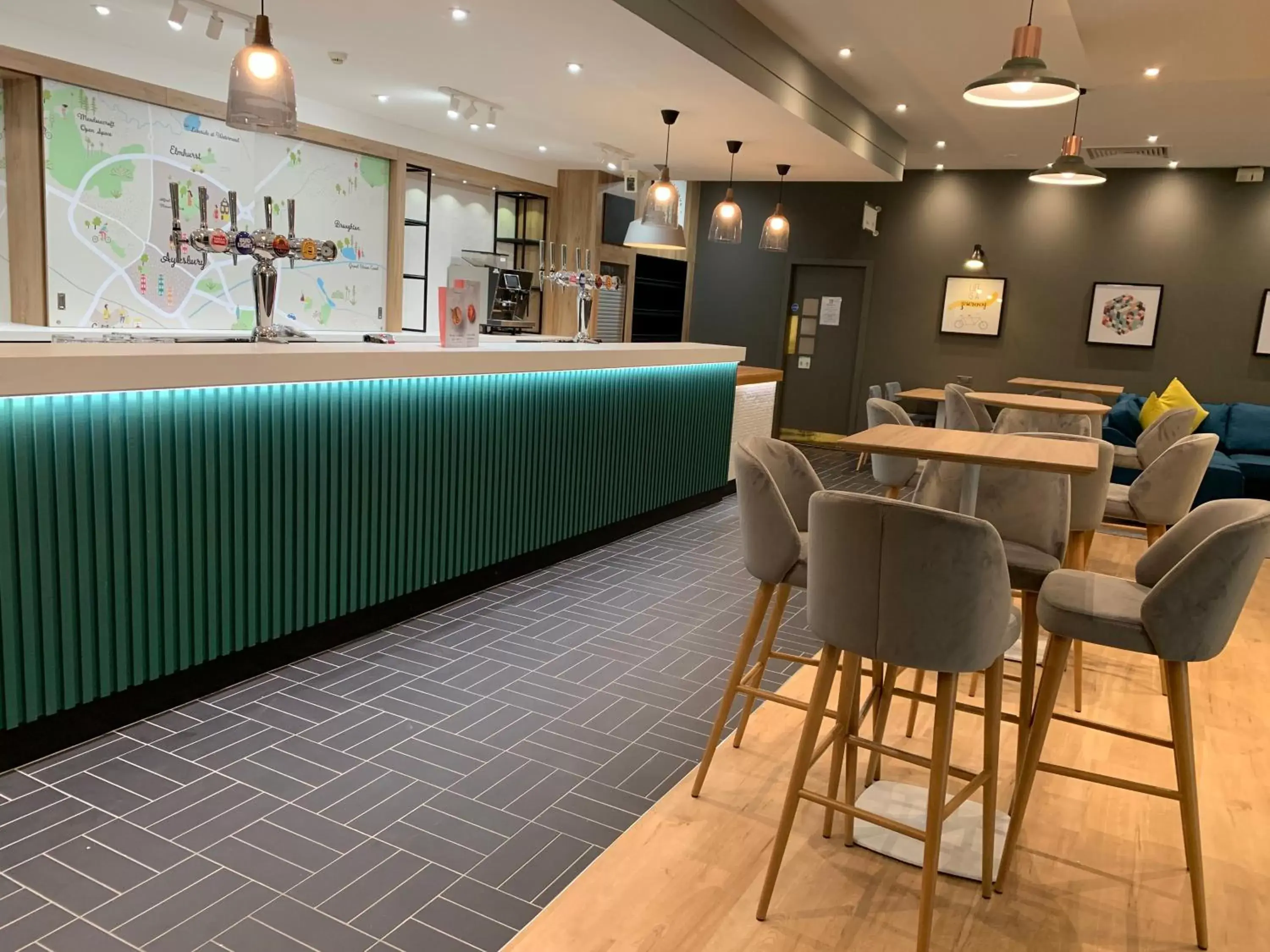 Lounge or bar in Holiday Inn Aylesbury, an IHG Hotel