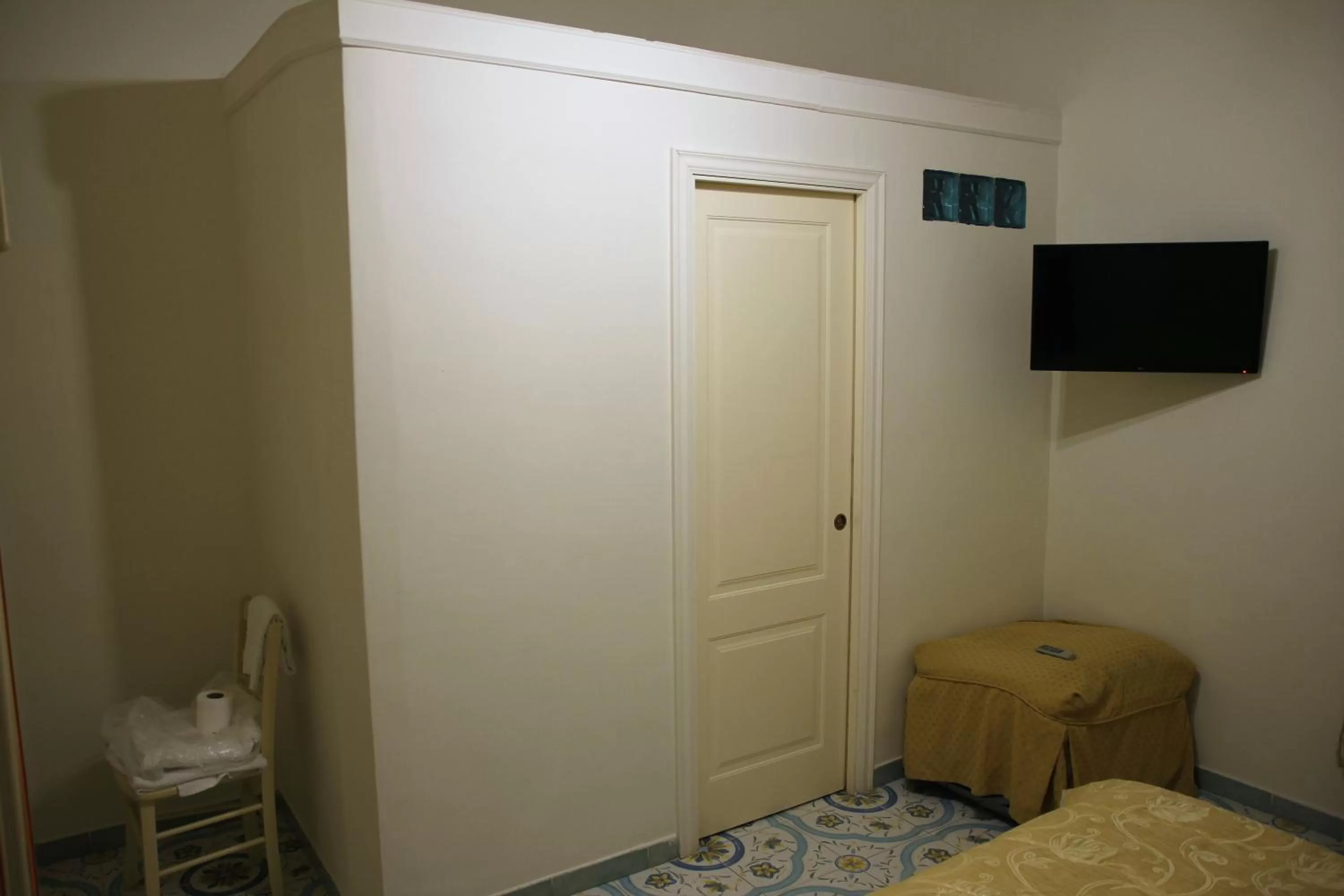 Photo of the whole room, TV/Entertainment Center in beb rosy central station