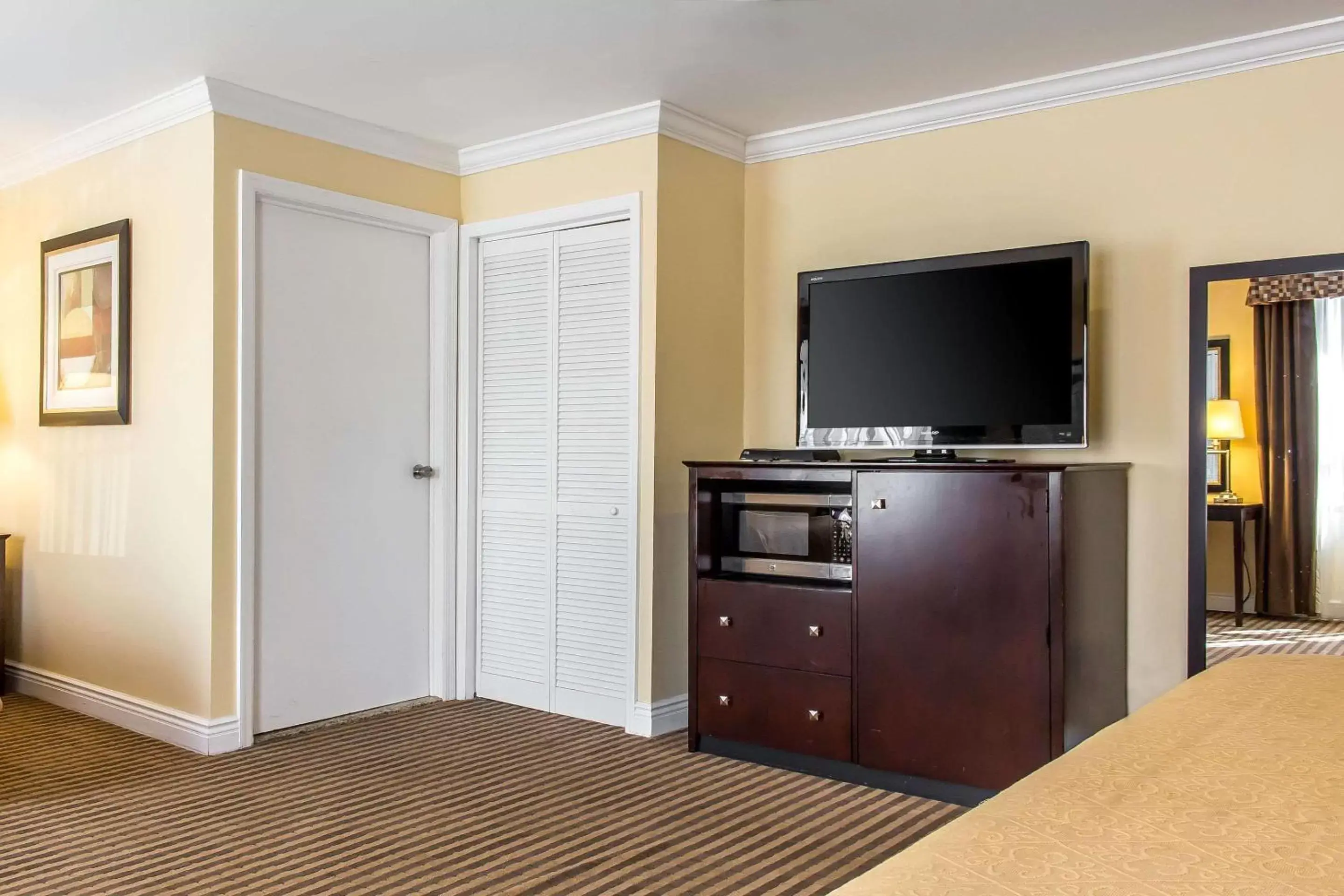 Photo of the whole room, TV/Entertainment Center in Quality Inn near Mountain Creek