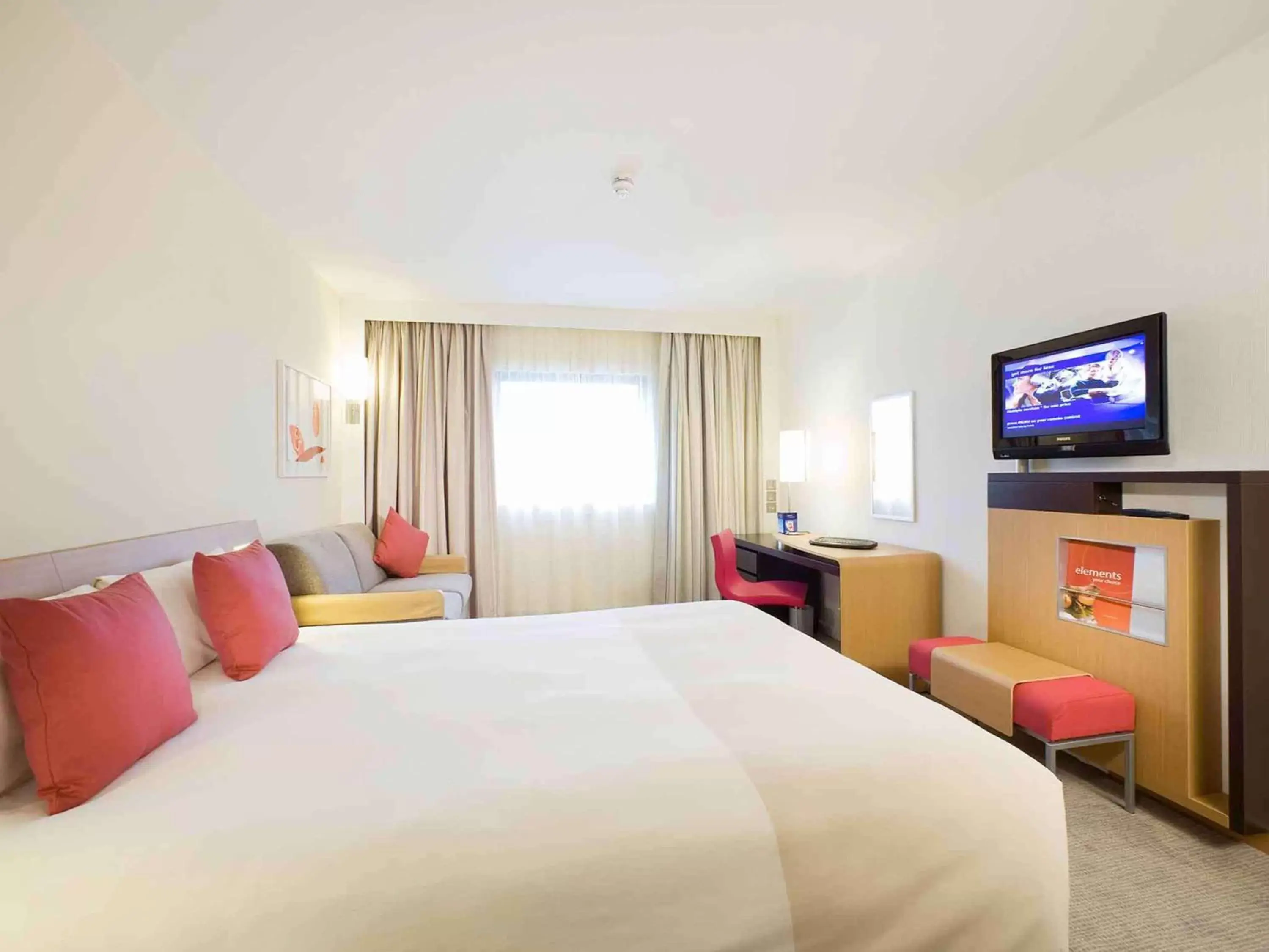 Photo of the whole room, Bed in Novotel Sheffield Centre