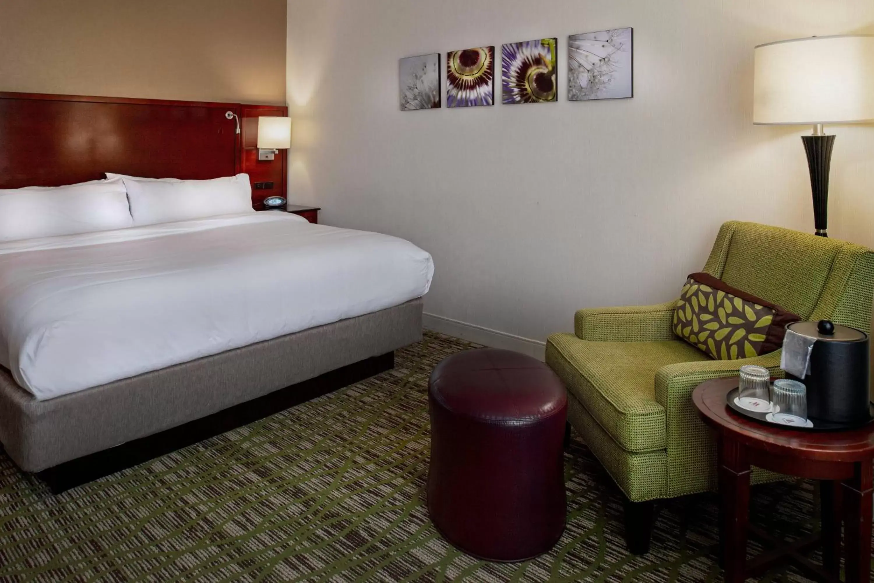 Photo of the whole room, Bed in Marriott St. Louis West