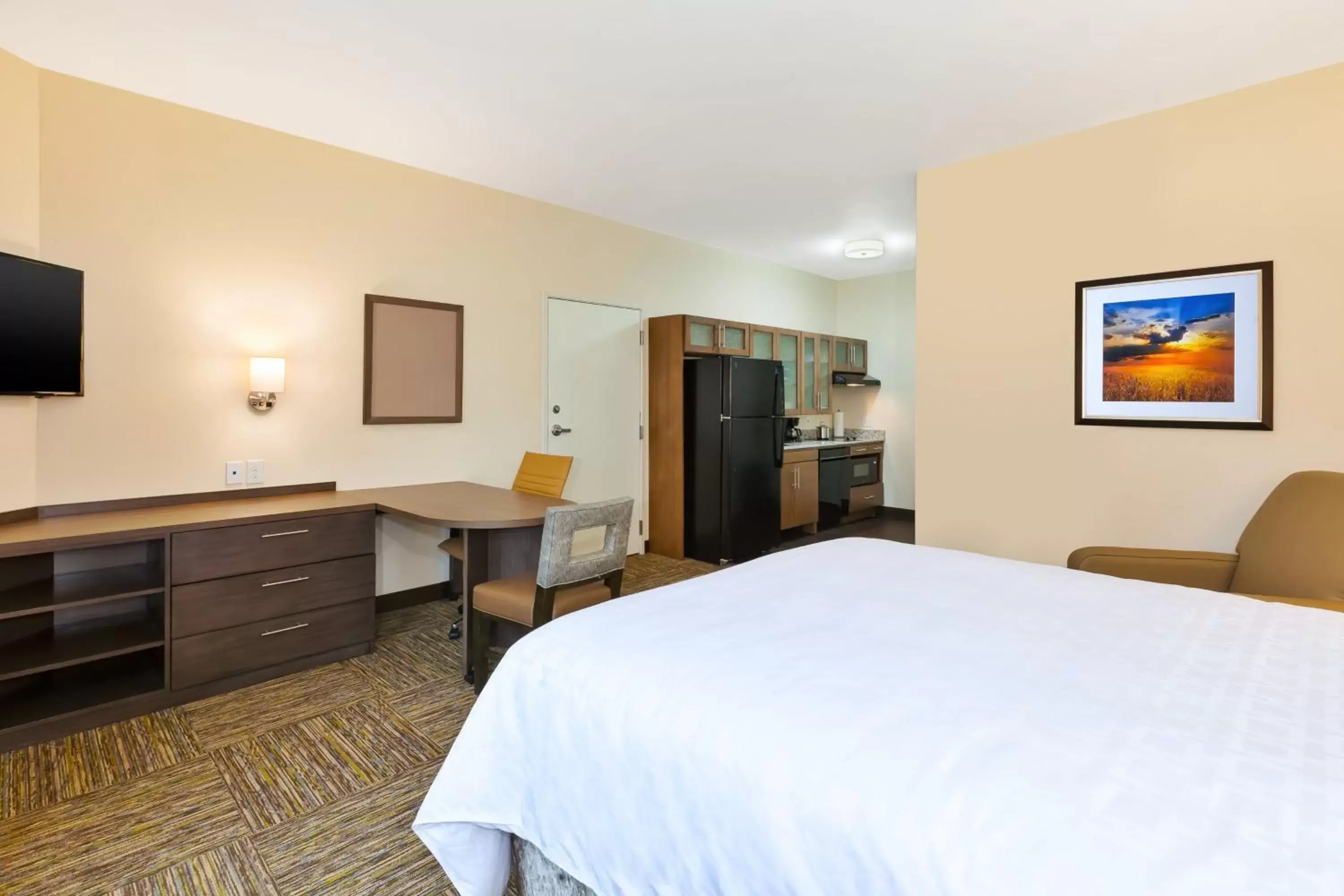 Photo of the whole room, Bed in Candlewood Suites Louisville - NE Downtown Area, an IHG Hotel