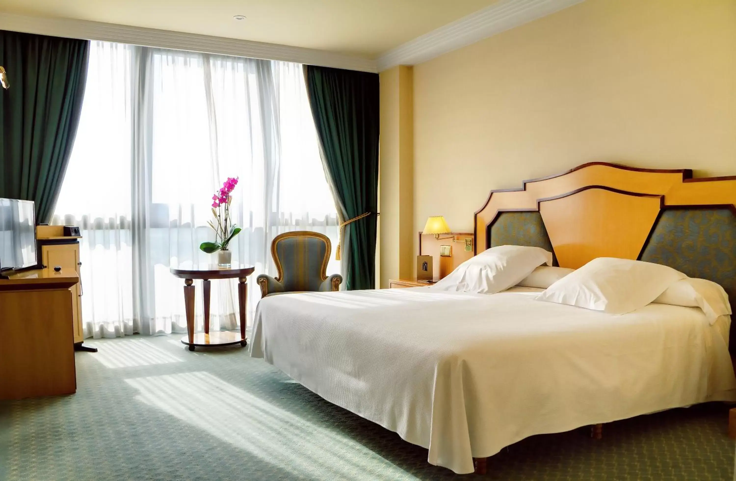Photo of the whole room, Bed in Oca Puerta del Camino Hotel