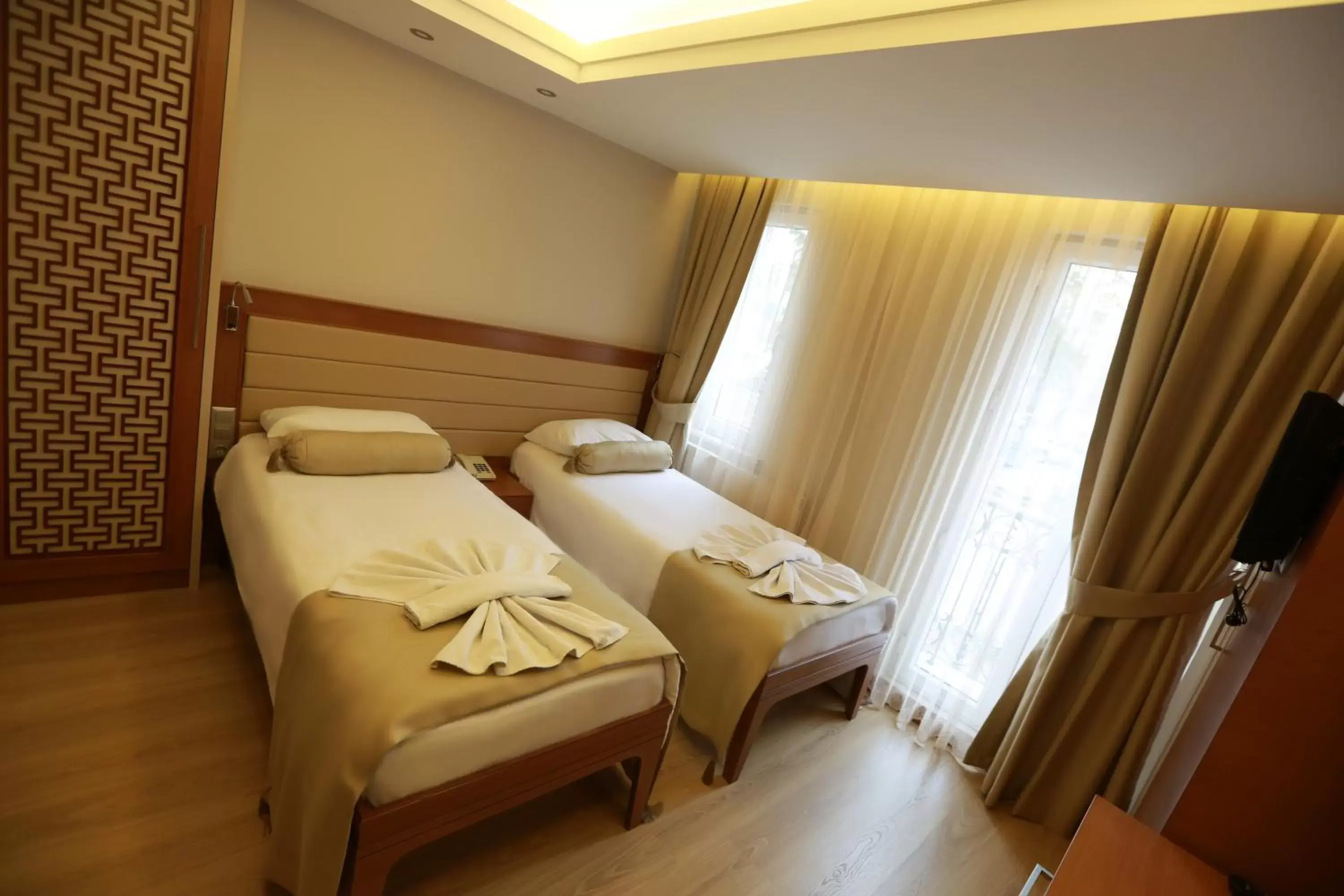 cot, Bed in Sirkeci Park Hotel