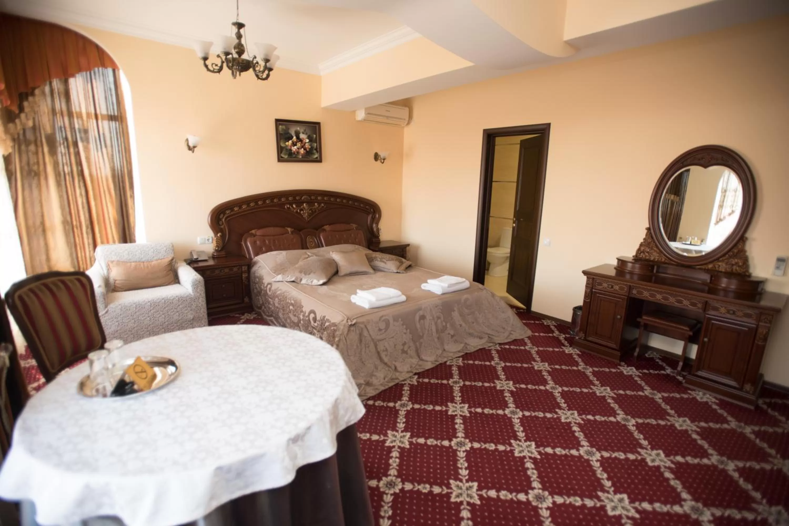 Photo of the whole room, Bed in Altin Palace