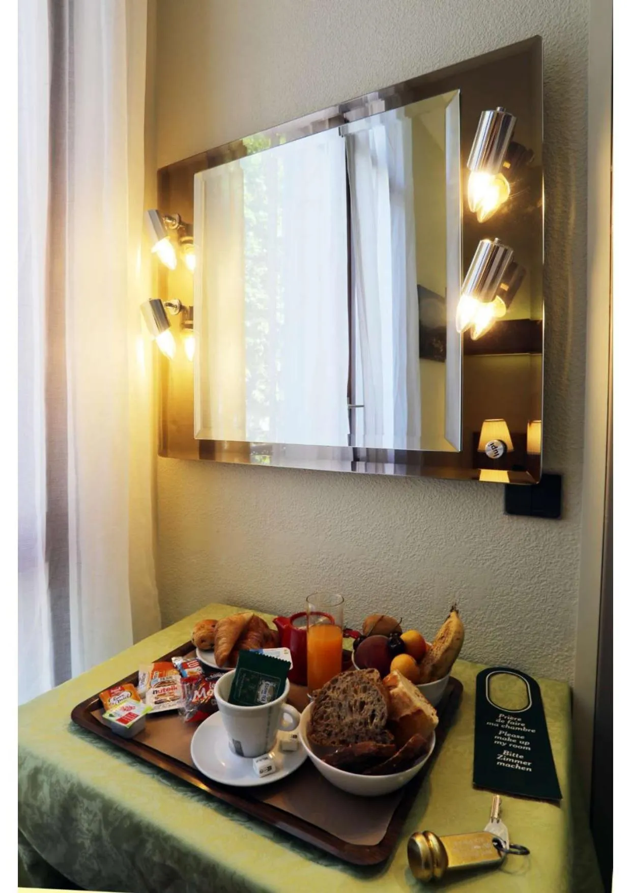 Breakfast, Bed in Hôtel Belleville
