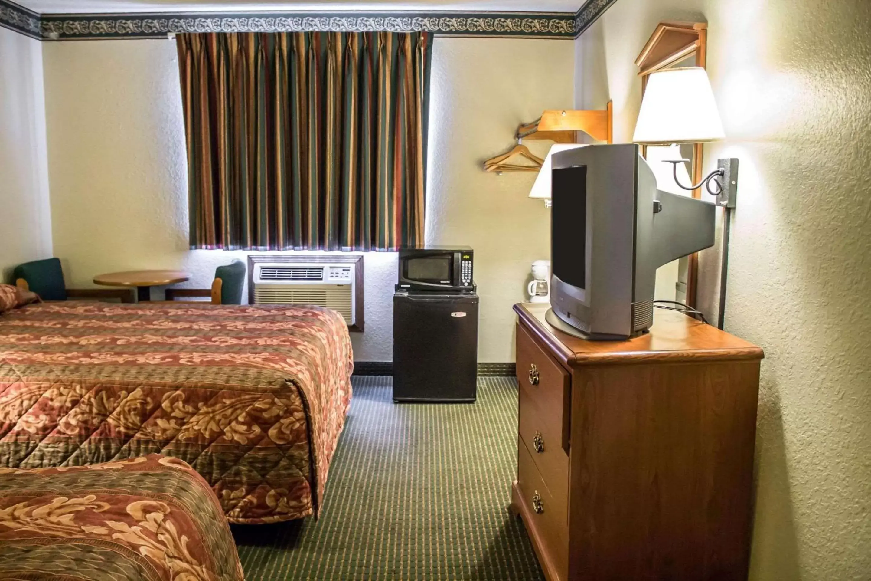 Photo of the whole room, TV/Entertainment Center in Econo Lodge Akron